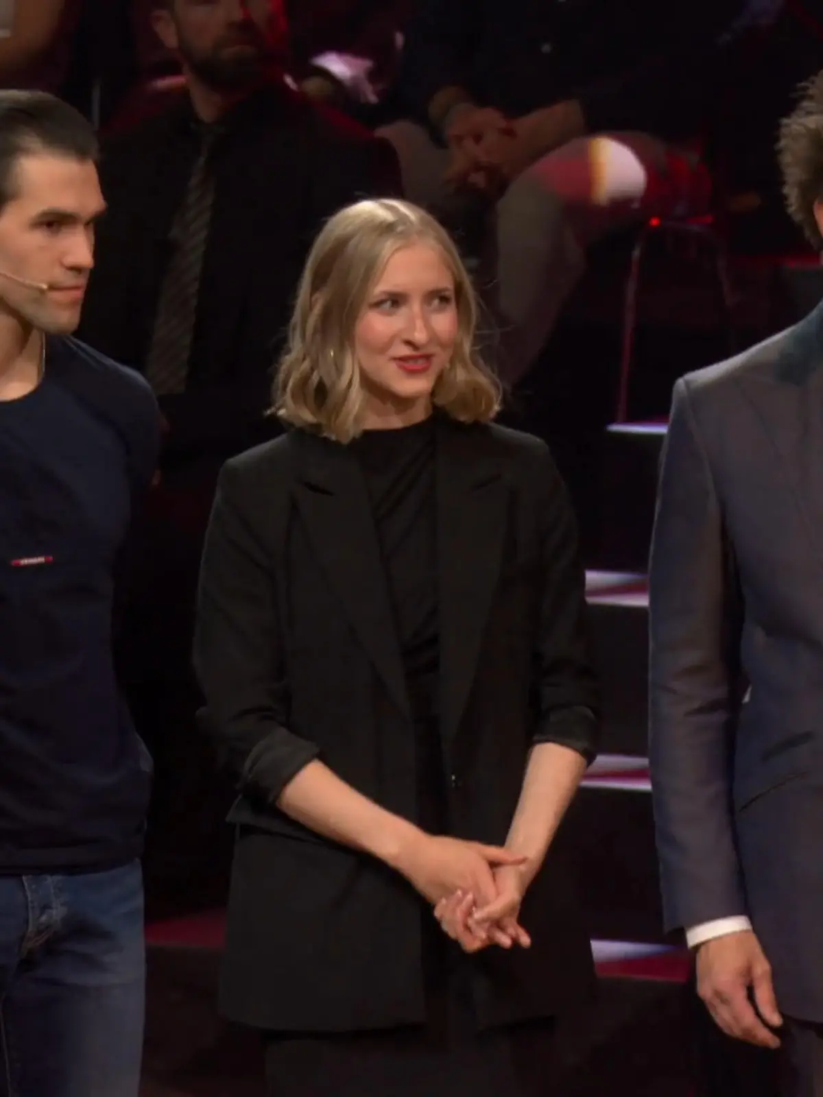 Bild zu: "Eiskunstlauf-Weltmeister Minerva Hase und Nikita Volodin bringen die Ergebnis-Umschläge"