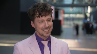 Bild von Müde, aber glücklich! Valentin Lusin im doppelten Papa-Glück