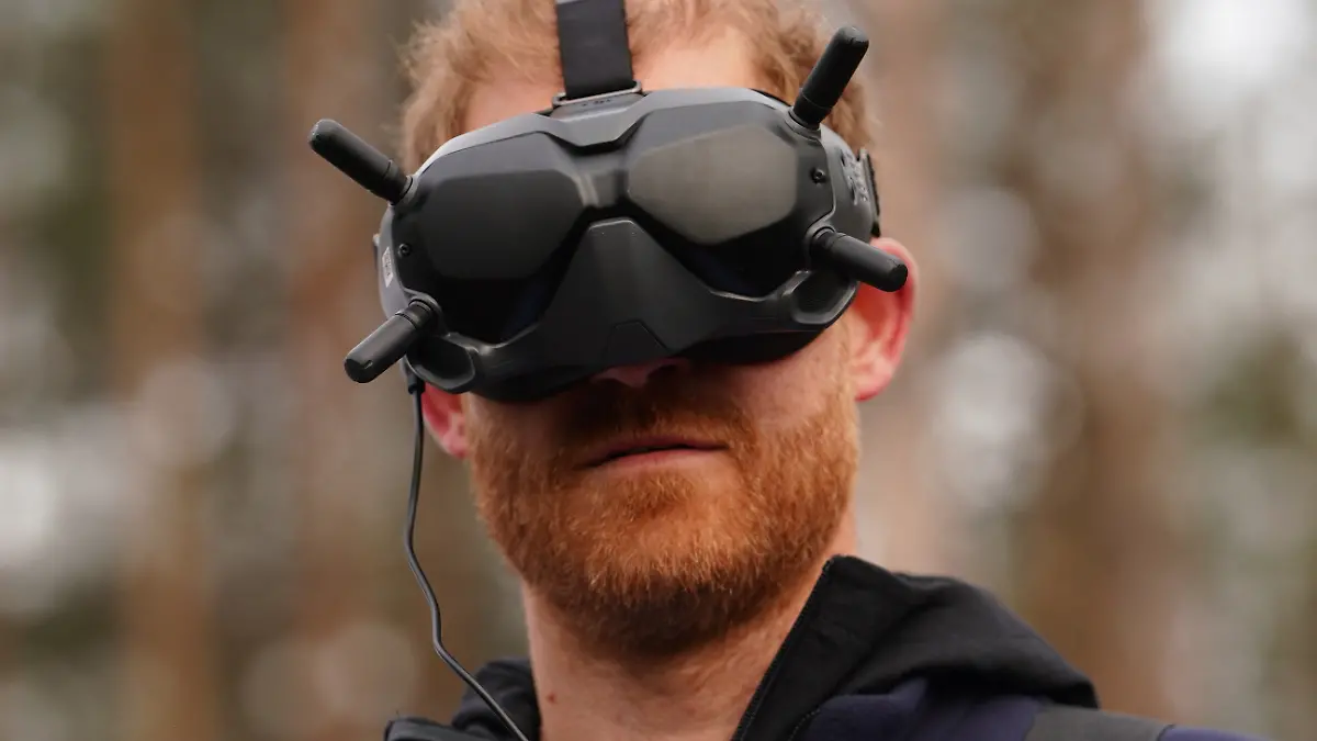 Prinz Harry (41) nimmt im ukrainischen Butscha nahe Kiew an einer Demonstration der Minenräumungsorganisation Halo Trust teil. Dafür kommen KI-gestützte Drohnen und Roboter zum Einsatz. Die Kleinstadt Butscha nordwestlich von Kiew war in den ersten Kriegstagen im Februar 2022 von russischen Truppen besetzt worden. Nach der Befreiung durch ukrainische Streitkräfte Ende März wurden in den Straßen getötete Zivilisten gefunden – manche mit gefesselten Händen. Die Stadt wurde zum Symbol für russische Kriegsverbrechen. +++ dpa-Bildfunk +++