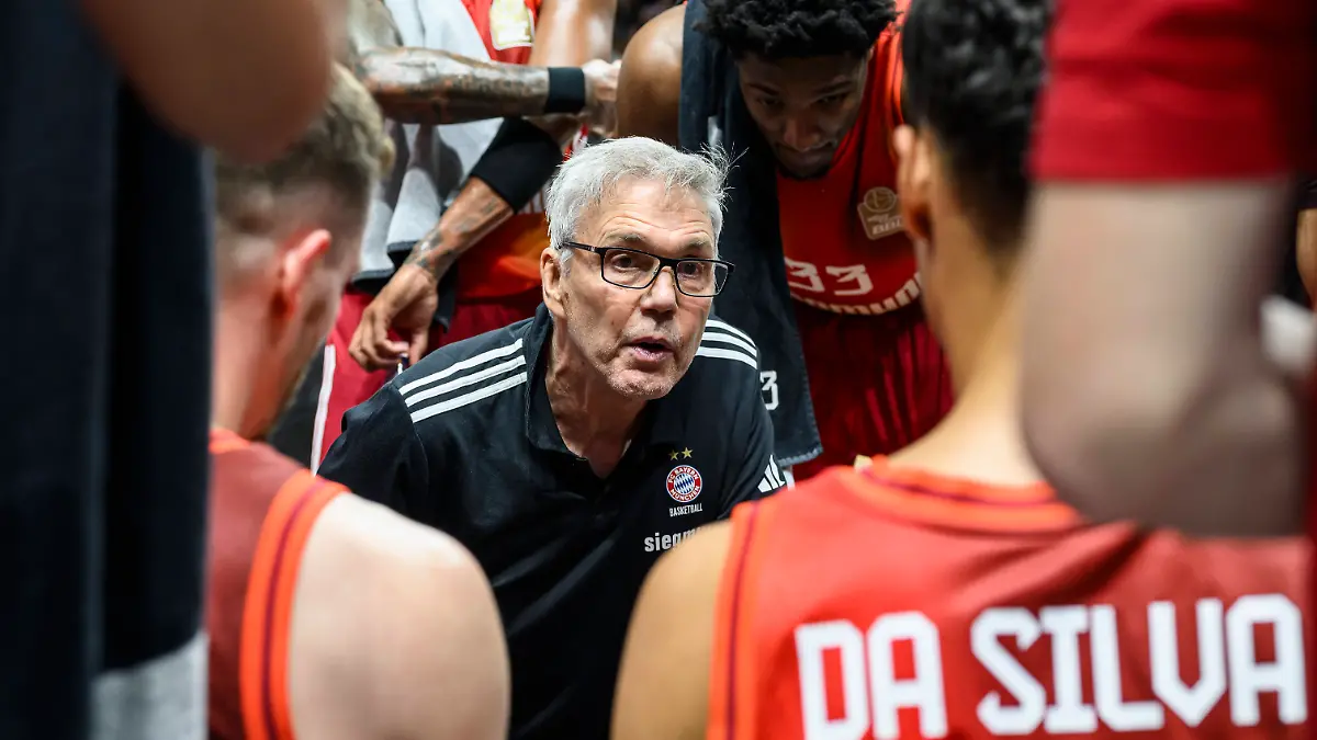 GER, Berlin, Basketball, Alba Berlin vs FC Bayern Basketball - in der Uber Arena, BBL, Spieltag 5, im Bild v.l.: Gordon Herbert FCB, Trainer, waehrend des briefings in der Ausszeit, 26.10.2025 *** GER, Berlin, Basketball, Alba Berlin vs FC Bayern Basketball in the Uber Arena, BBL, Matchday 5, in the picture from l Gordon Herbert FCB, Coach , during the briefing in the time-out, 26 10 2025 Copyright: HMBxMedia/UwexKoch