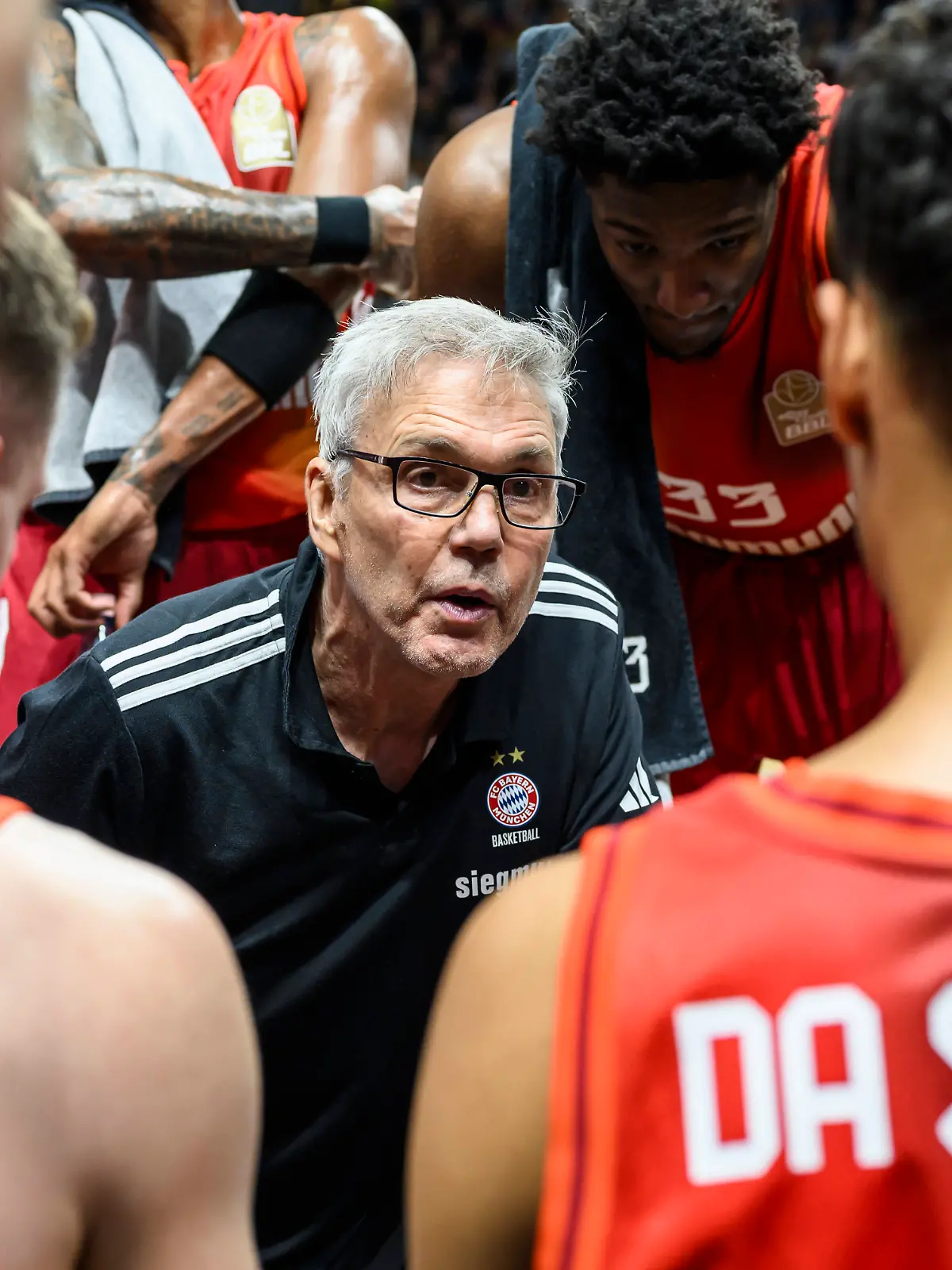GER, Berlin, Basketball, Alba Berlin vs FC Bayern Basketball - in der Uber Arena, BBL, Spieltag 5, im Bild v.l.: Gordon Herbert FCB, Trainer, waehrend des briefings in der Ausszeit, 26.10.2025 *** GER, Berlin, Basketball, Alba Berlin vs FC Bayern Basketball in the Uber Arena, BBL, Matchday 5, in the picture from l Gordon Herbert FCB, Coach , during the briefing in the time-out, 26 10 2025 Copyright: HMBxMedia/UwexKoch