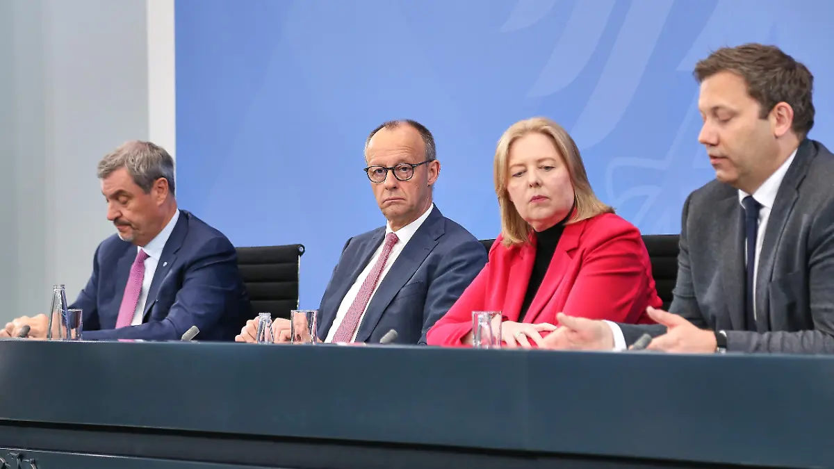 Berlin, Deutschland: Bundeskanzleramt: Pressekonferenz nach Koalitionsausschuss: L-R: CSU-Chef Markus Söder, Bundeskanzler Friedrich Merz (CDU), Bundesministerin für Arbeit und Soziales Bärbel Bas (SPD), Bundesminister der Finanzen Lars Klingbeil (SPD)