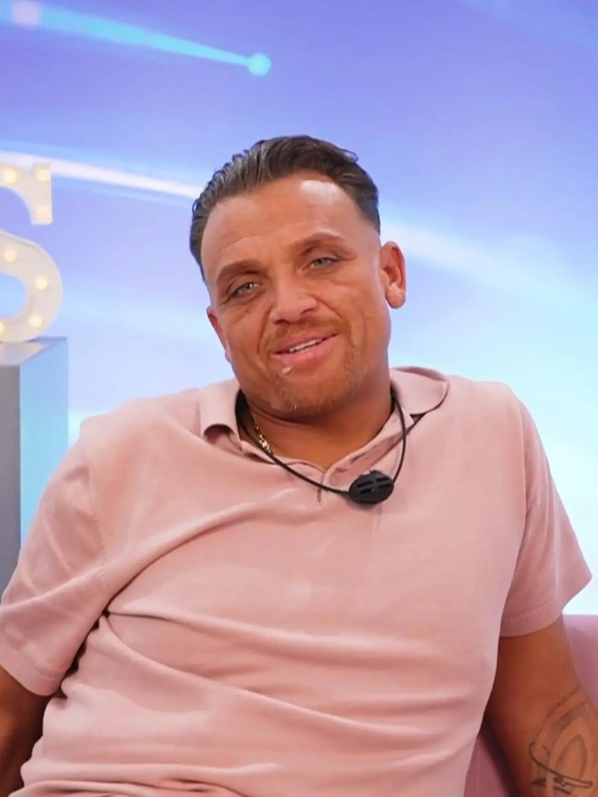 DSDS-Star Menowin Fröhlich kann erst mit Verspätung in die DSDS-WG einziehen. 