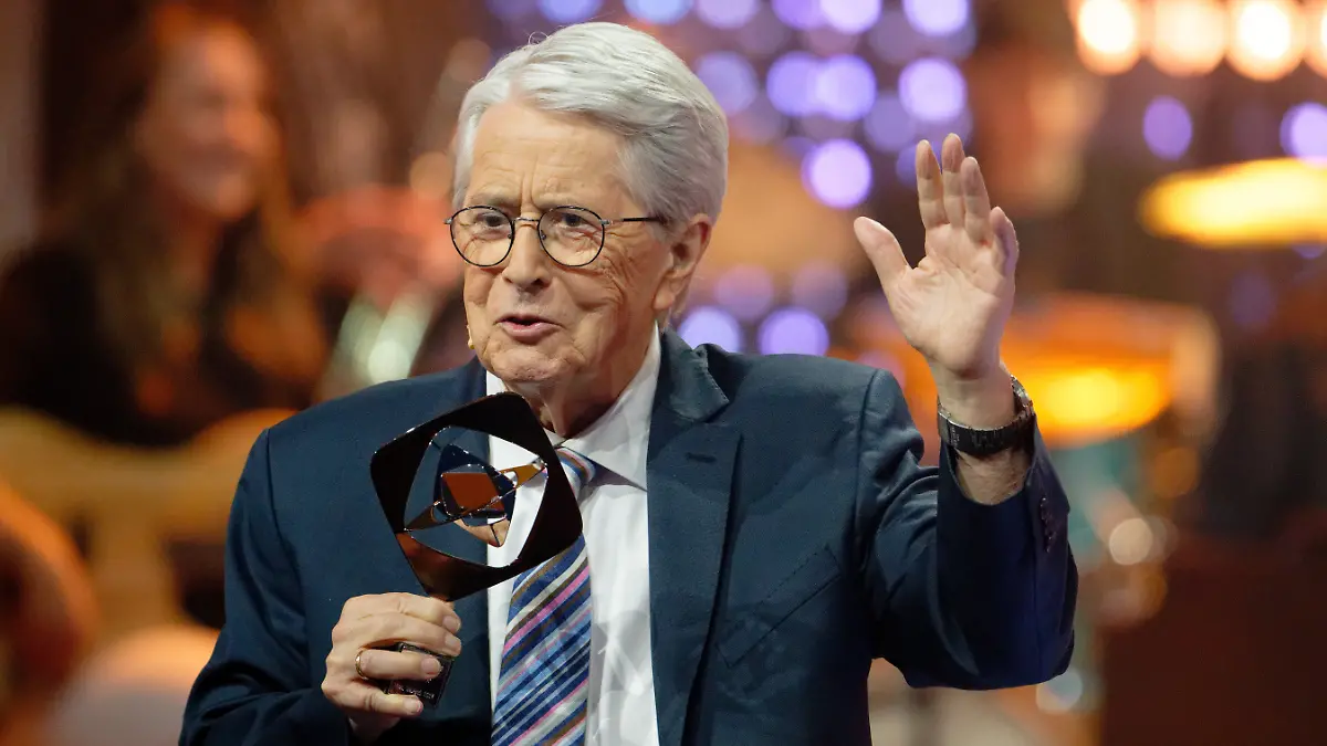 Der Moderator Frank Elstner sthet bei der Gala zur 62. Grimme-Preisverleihung mit dem Preis für sein Lebenswerk auf der Bühne.