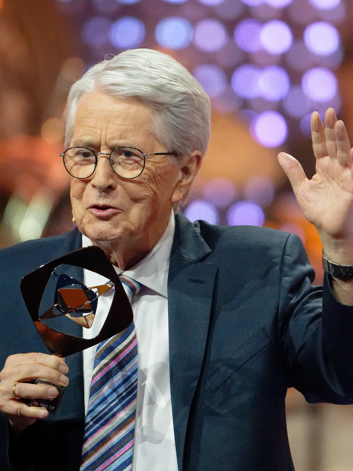 Der Moderator Frank Elstner sthet bei der Gala zur 62. Grimme-Preisverleihung mit dem Preis für sein Lebenswerk auf der Bühne.
