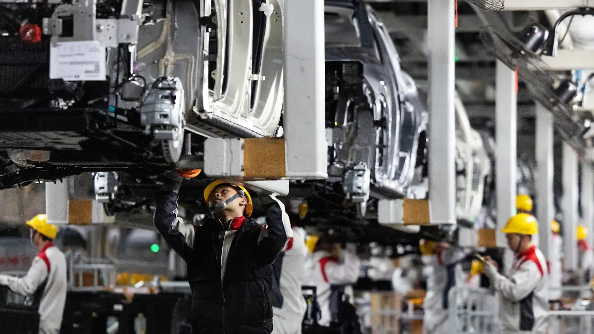 FILE PHOTO: File Photo: Employees work at the car production line during organized media tour at the Chinese automaker GWM (Great Wall Motor) plant in Baoding, Hebei province, China, November 24, 2025. REUTERS/Maxim Shemetov/File Photo/File Photo
