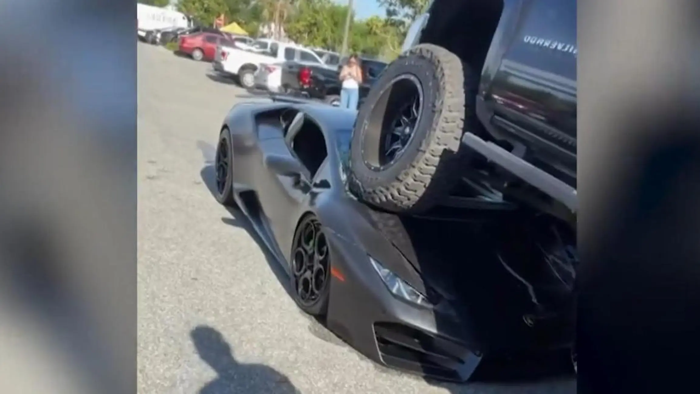 Mann ist noch hinterm Steuer! Pick-up macht Lamborghini platt Mitten auf einem Parkplatz!