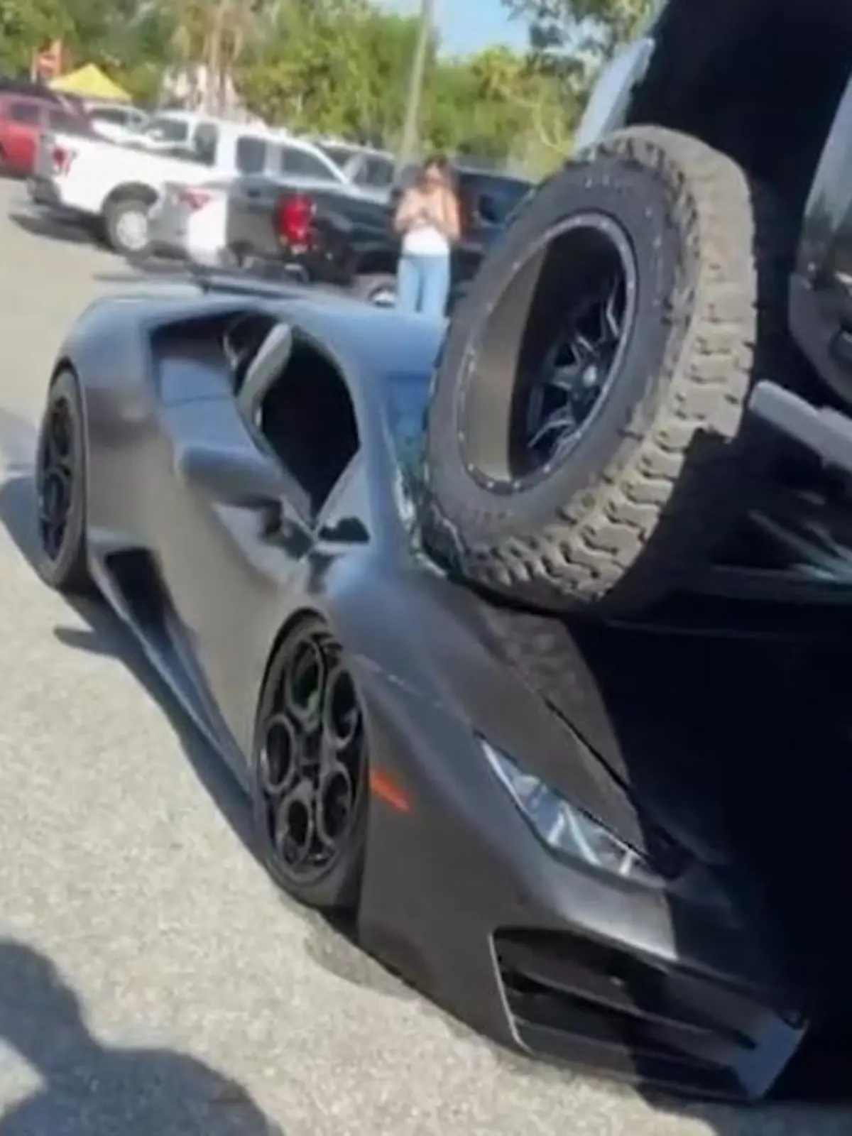 Bild zu: "Mann ist noch hinterm Steuer! Pick-up macht Lamborghini platt"