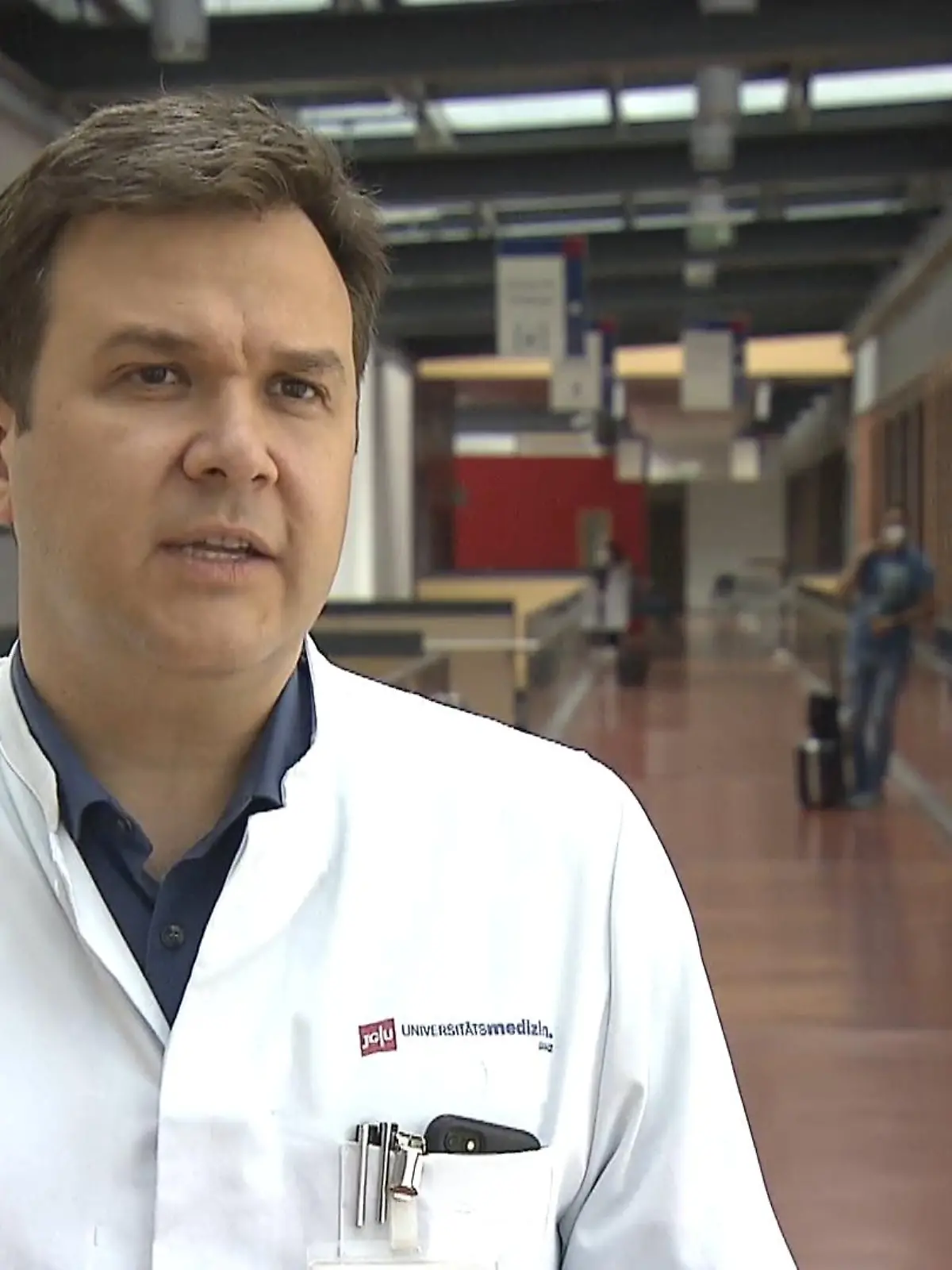 Wie viele Menschen in Deutschland haben sich wirklich mit dem Coronavirus angesteckt? Das haben Forscher der Uni-Medizin in Mainz in einer großen Studie untersucht. Der Chef der Klinischen Epidemiologie in Mainz, Philipp Wild, hat die Gutenberg-Covid-19-Studie mitgeleitet. Was passiert, wenn ich schon geimpft bin, aber vor kurzem mit Corona infiziert war, ohne es zu wissen? Wenn ich unwissentlich Corona hatte, gelte ich dann als genesen? Die Antworten sehen Sie im Video!