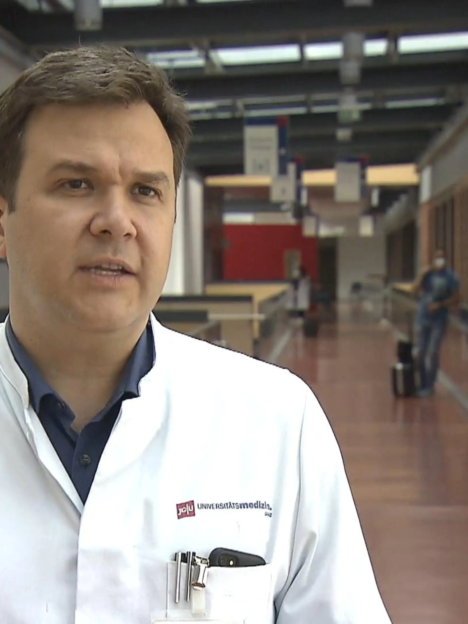 Wie viele Menschen in Deutschland haben sich wirklich mit dem Coronavirus angesteckt? Das haben Forscher der Uni-Medizin in Mainz in einer großen Studie untersucht. Der Chef der Klinischen Epidemiologie in Mainz, Philipp Wild, hat die Gutenberg-Covid-19-Studie mitgeleitet. Was passiert, wenn ich schon geimpft bin, aber vor kurzem mit Corona infiziert war, ohne es zu wissen? Wenn ich unwissentlich Corona hatte, gelte ich dann als genesen? Die Antworten sehen Sie im Video!