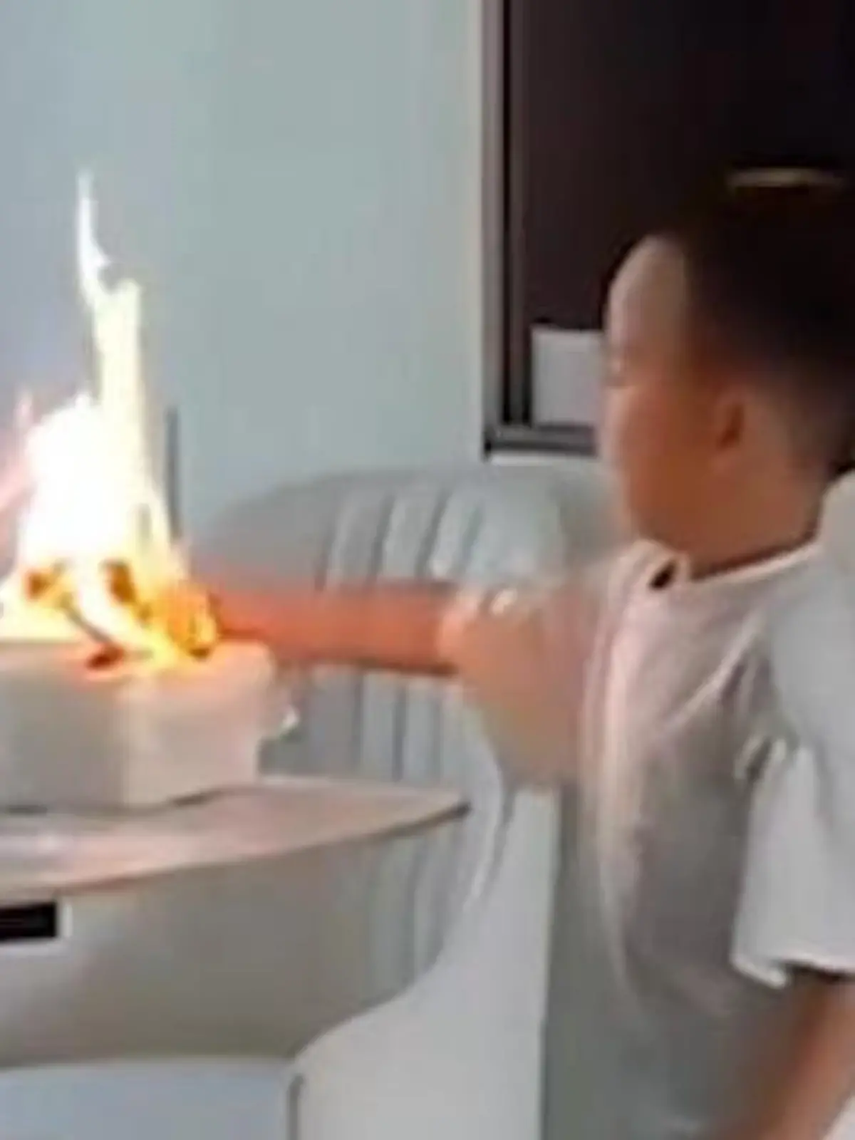 Bild zu: "Spiel mit dem Feuer eskaliert – Mutter bewahrt Familie vor Brand-Tragödie"