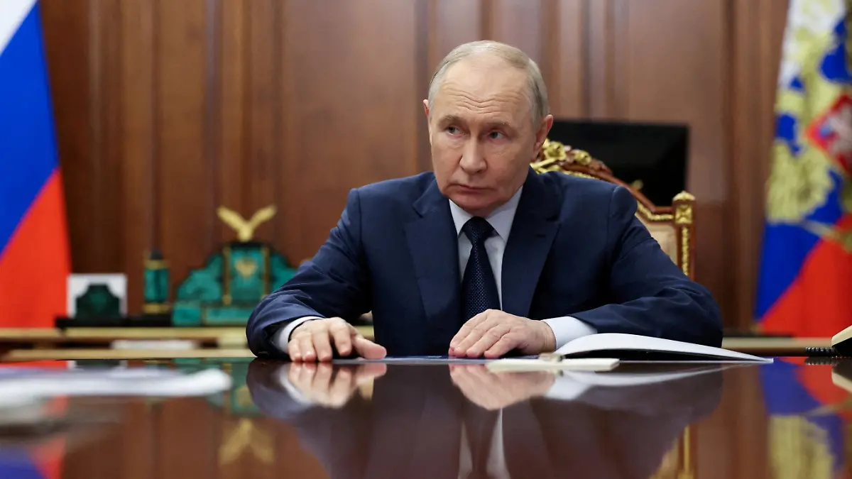 FILE PHOTO: Russian President Vladimir Putin attends a meeting at the Kremlin in Moscow, Russia April 14, 2026. Sputnik/Alexander Kazakov/Pool via REUTERS ATTENTION EDITORS - THIS IMAGE WAS PROVIDED BY A THIRD PARTY./File Photo