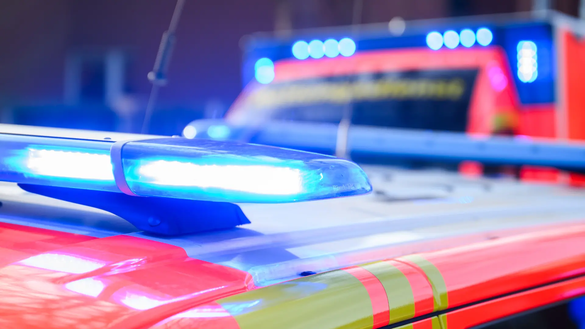 Blaulichter leuchten an einer Einsatzstelle auf einem Notarzt Fahrzeug und einem Rettungswagen. Nachdem Jugendliche in einem Jugendclub in Berlin-Marzahn mit Reizgas herum gesprüht hatten, mussten 15 Verletzte im Alter von acht bis 15 Jahren von Rettungskräften behandelt werden. (zu dpa: «Reizgas in Jugendclub versprüht – 15 Verletzte») +++ dpa-Bildfunk +++