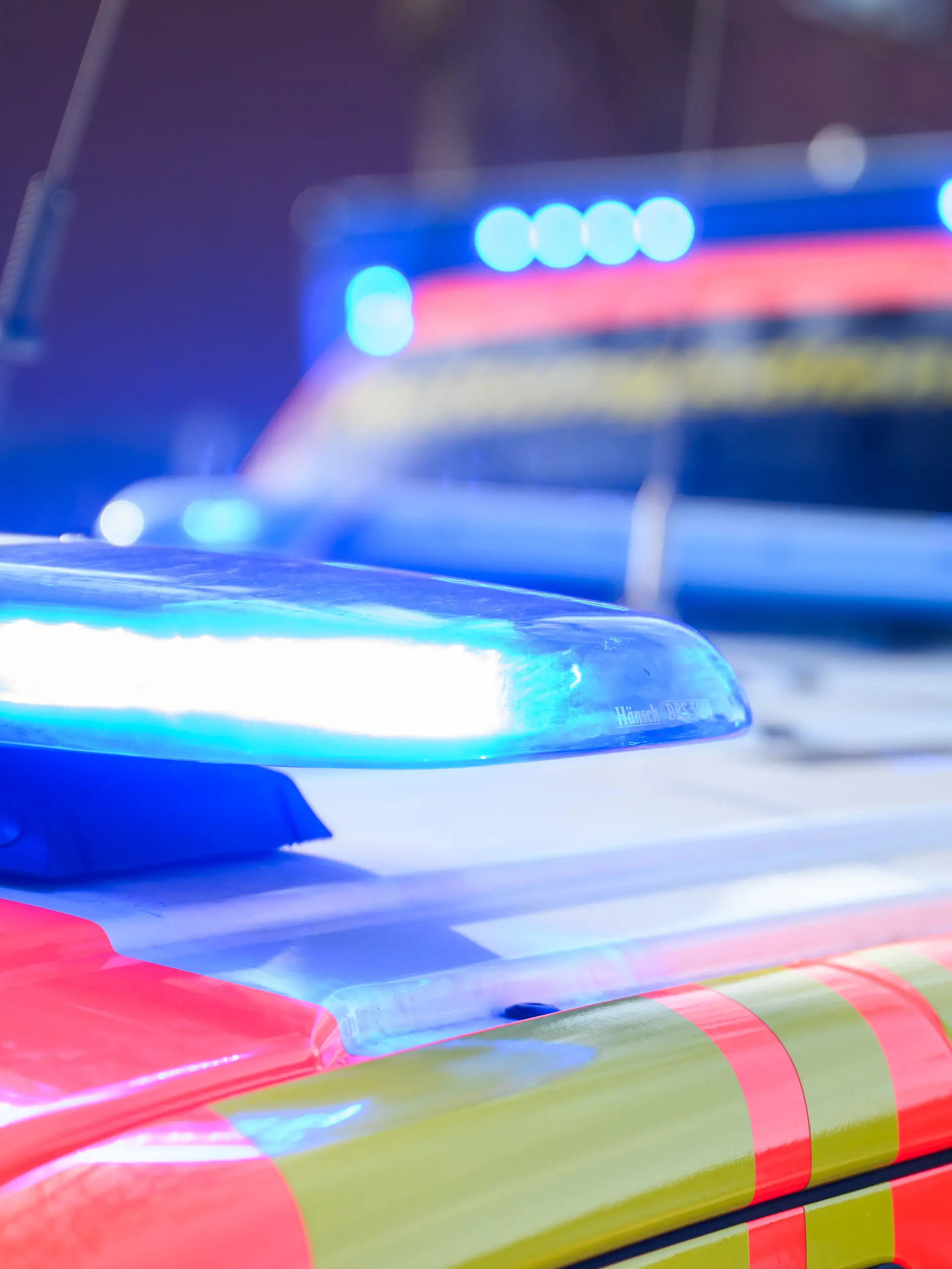 Blaulichter leuchten an einer Einsatzstelle auf einem Notarzt Fahrzeug und einem Rettungswagen. Nachdem Jugendliche in einem Jugendclub in Berlin-Marzahn mit Reizgas herum gesprüht hatten, mussten 15 Verletzte im Alter von acht bis 15 Jahren von Rettungskräften behandelt werden. (zu dpa: «Reizgas in Jugendclub versprüht – 15 Verletzte») +++ dpa-Bildfunk +++