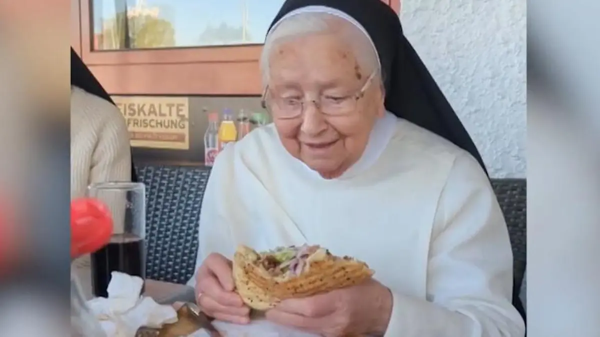 Nonne (92) probiert zum ersten Mal Döner Video geht viral