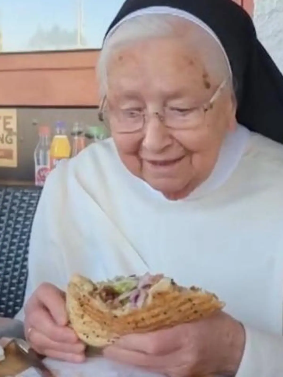 Bild zu: "Nonne (92) probiert zum ersten Mal Döner"