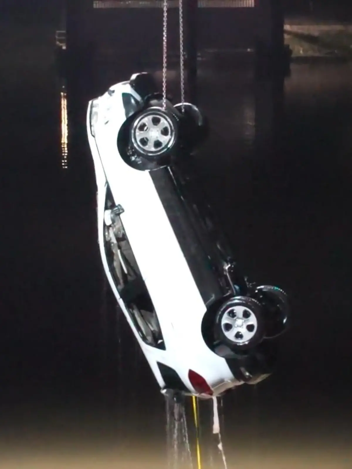 Bild zu: "Auto stürzt in Main: Mann (18) stirbt in Klinik"