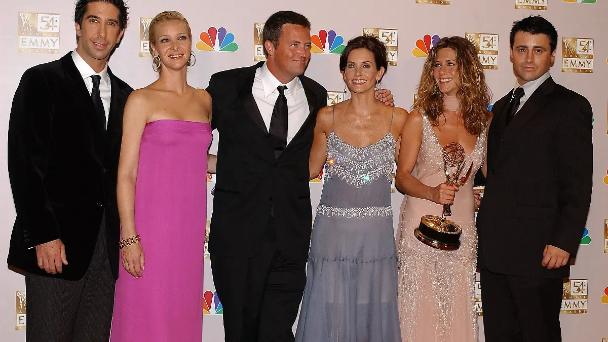 File photo - Los Angeles-CA-USA. 09/22/2002. From cast of Friends (Outstanding Comedy Series) L to R : David Schwimmer, LisaKudrow, Matthew Perry, Courteney Cox Arquette, Jennifer Aniston and Matt Leblanc attend the 54th Annual Emmy Awards. - US actor Matthew Perry, best known for playing Chandler Bing in the hit '90s TV sitcom Friends, has died at the age of 54. The actor was found dead at his home in his Los Angeles, law enforcement sources told US media. Photo by Lionel Hahn/ABACAPRES.COM