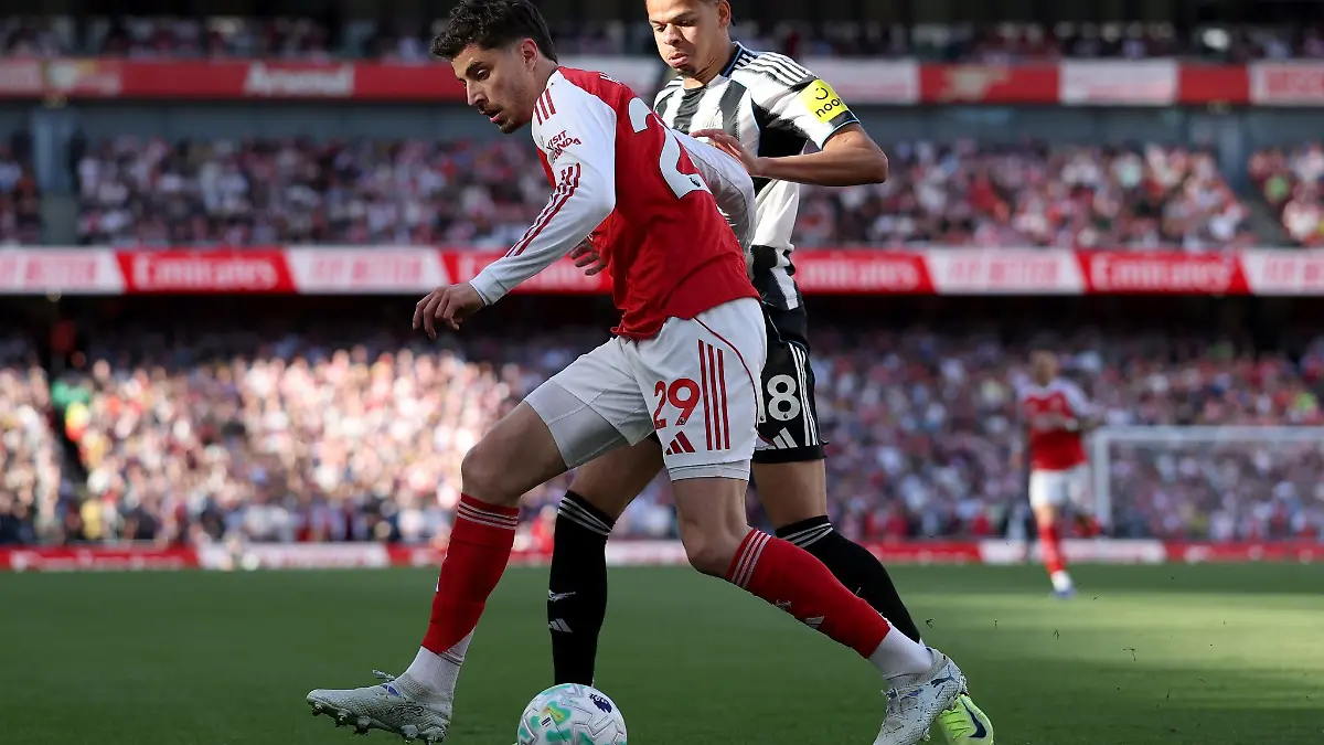 Kai Havertz (l) bereitete erst das 1:0 für den FC Arsenal gegen Newcastle United vor, musste dann aber verletzt ausgewechselt werden.