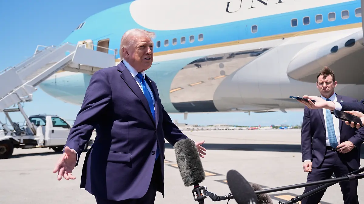 Präsident Donald Trump spricht zu Reportern, bevor er an Bord der Air Force One am Palm Beach International Airport in West Palm Beach, Florida, geht. +++ dpa-Bildfunk +++