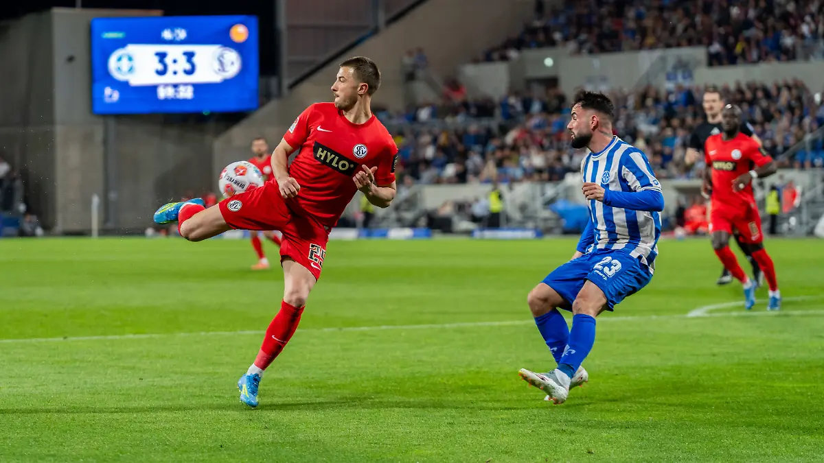 Spielszene, Trick, Ballspiel, Offensivaktion Lukas Petkov (SV Elversberg, #25), r. Marco Richter (Darmstadt 98, #23), GER, Darmstadt 98 vs. SV Elversberg, Fussball, 2. Bundesliga [second division] [Bundesliga], 31. Spieltag, Saison 2025/2026, 25.04.2026, DFL REGULATIONS PROHIBIT ANY USE OF PHOTOGRAPHS AS IMAGE SEQUENCES AND/OR QUASI-VIDEO, Foto: Eibner-Pressefoto/Jan-Niclas Groemling