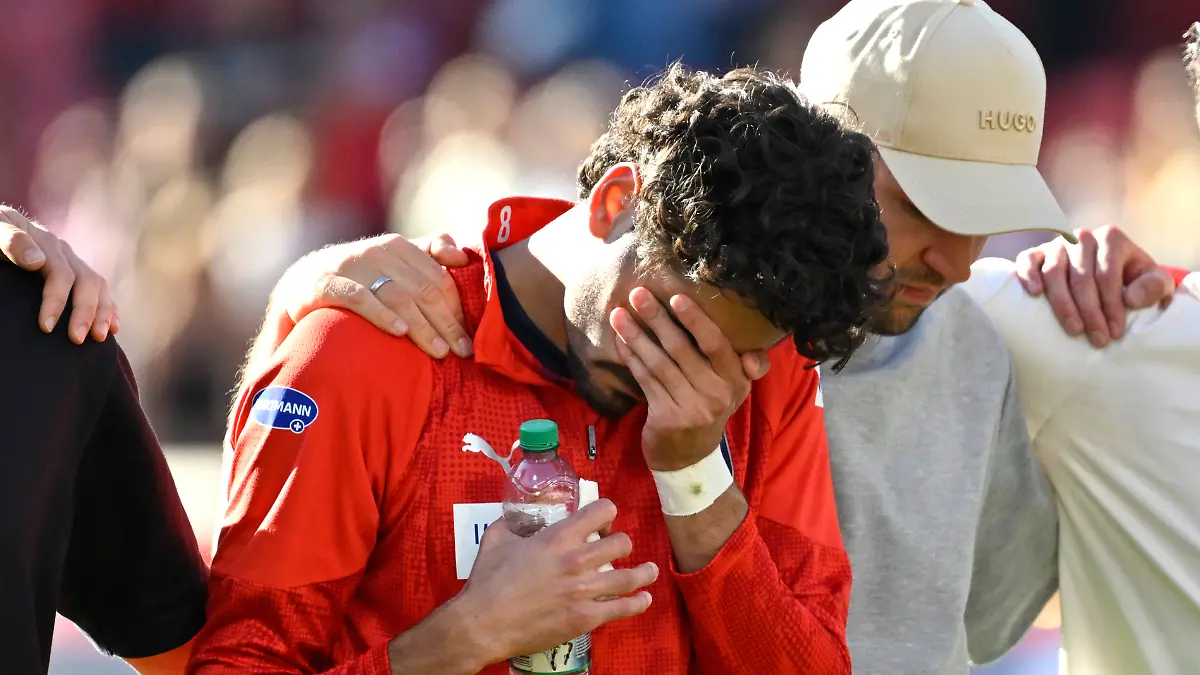 nach Spielende: Spieler feiern in der Fankurve den Sieg nur Eren Dinkci 1. FC Heidenheim 1846 FCH 08 ist traurig, Fans sichern Unterstützung zu im Fall Knochenmarkspende fuer Lebensgefaehrtin Freundin Cinja Dinkci weint verdrueckt Traenen 1. FC Heidenheim 1846 FCH vs FC St. Pauli 25.04.2026 DFL REGULATIONS PROHIBIT ANY USE OF PHOTOGRAPHS AS IMAGE SEQUENCES AND/OR QUASI-VIDEO 1. FC Heidenheim 1846 FCH vs FC St. Pauli *** after the match players celebrate the victory in the fan curve only Eren Dinkci 1 FC Heidenheim 1846 FCH 08 is sad, Fans pledge support in case of bone marrow donation for lifelong friend Cinja Dinkci cries tears of sadness 1 FC Heidenheim 1846 FCH vs FC St Pauli 25 04 2026 DFL REGULATIONS PROHIBIT ANY USE OF PHOTOGRAPHS AS IMAGE SEQUENCES AND OR QUASI VIDEO 1 FC Heidenheim 1846 FCH vs FC St Pauli