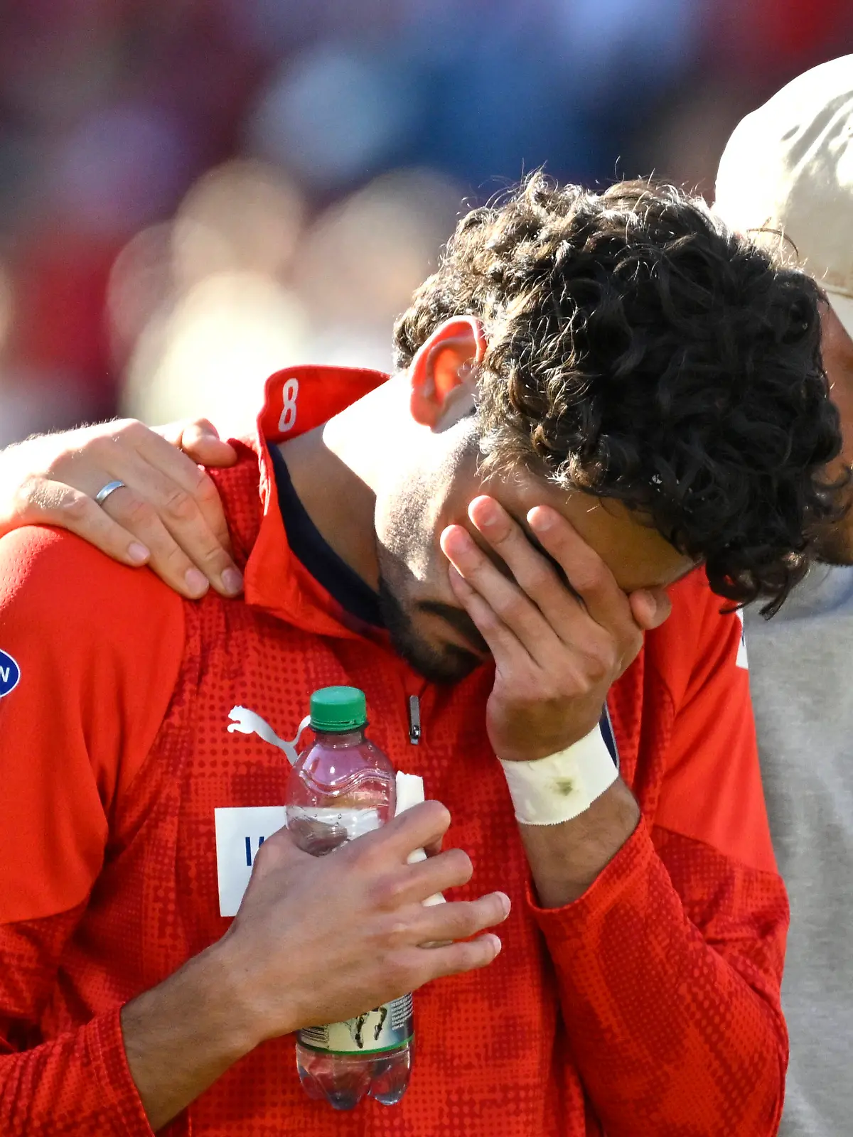 nach Spielende: Spieler feiern in der Fankurve den Sieg nur Eren Dinkci 1. FC Heidenheim 1846 FCH 08 ist traurig, Fans sichern Unterstützung zu im Fall Knochenmarkspende fuer Lebensgefaehrtin Freundin Cinja Dinkci weint verdrueckt Traenen 1. FC Heidenheim 1846 FCH vs FC St. Pauli 25.04.2026 DFL REGULATIONS PROHIBIT ANY USE OF PHOTOGRAPHS AS IMAGE SEQUENCES AND/OR QUASI-VIDEO 1. FC Heidenheim 1846 FCH vs FC St. Pauli *** after the match players celebrate the victory in the fan curve only Eren Dinkci 1 FC Heidenheim 1846 FCH 08 is sad, Fans pledge support in case of bone marrow donation for lifelong friend Cinja Dinkci cries tears of sadness 1 FC Heidenheim 1846 FCH vs FC St Pauli 25 04 2026 DFL REGULATIONS PROHIBIT ANY USE OF PHOTOGRAPHS AS IMAGE SEQUENCES AND OR QUASI VIDEO 1 FC Heidenheim 1846 FCH vs FC St Pauli