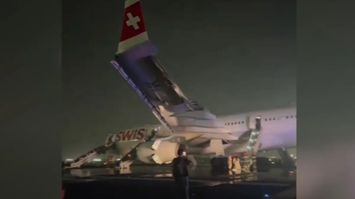 Zwischenfall beim Start: Ein Triebwerk des Airbus A330 von Swiss-Flug LX147soll in Flammen aufgegangen sein. Das Foto zeigt das Flugzeug und die Evakuierung auf dem Airport Neu Delhi (Indien)