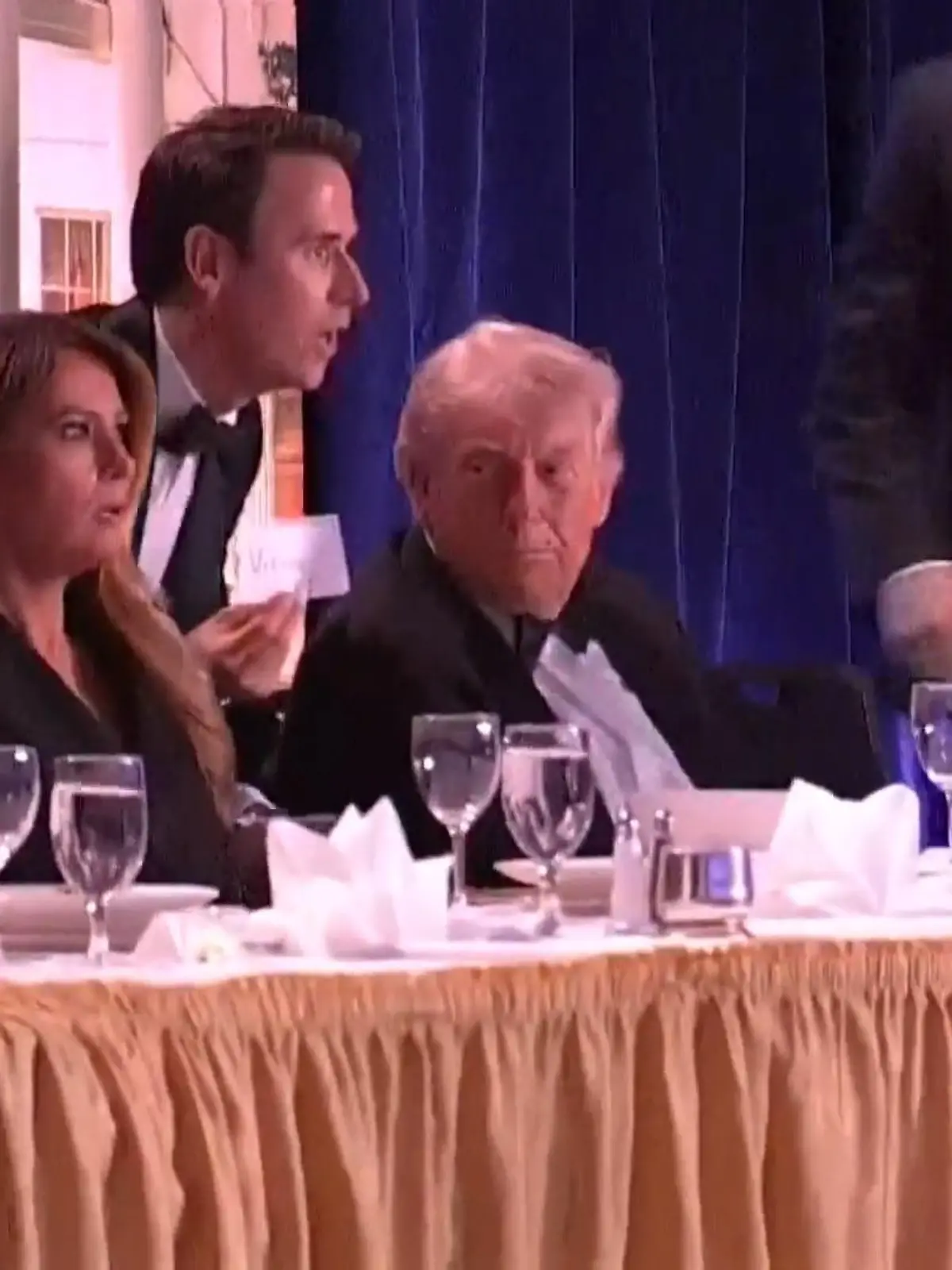 Bild zu: "Schüsse bei Trump-Dinner! Die Schrecksekunden im Video"