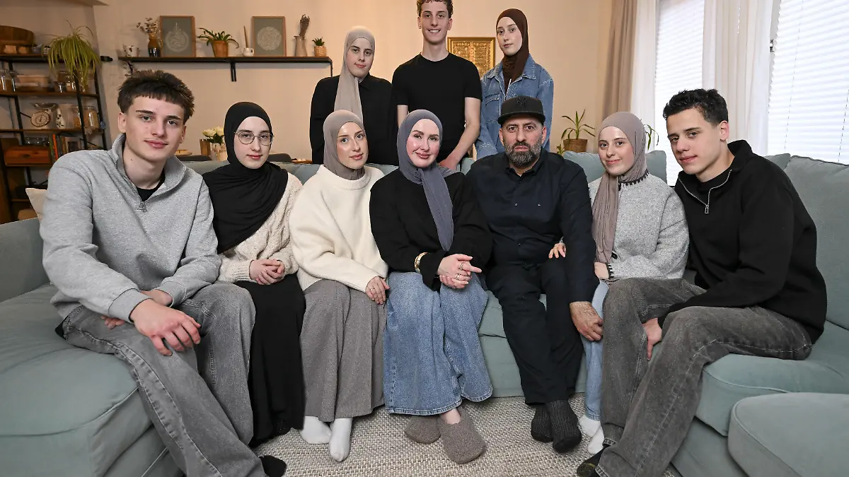 Roksana und Hikmet Temiz mit ihren Sechslingen und zwei weiteren Kindern. 