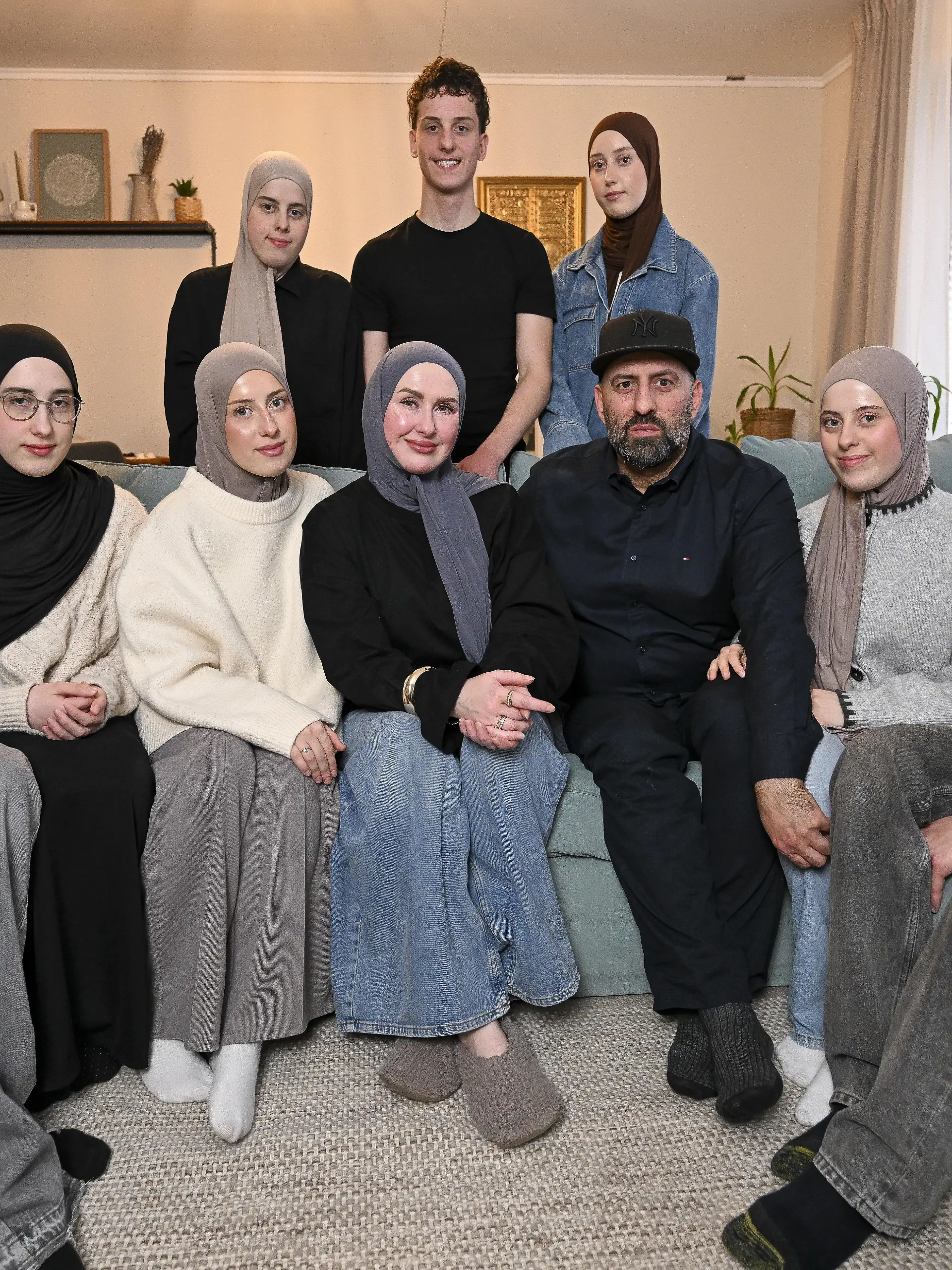 Roksana und Hikmet Temiz mit ihren Sechslingen und zwei weiteren Kindern. 