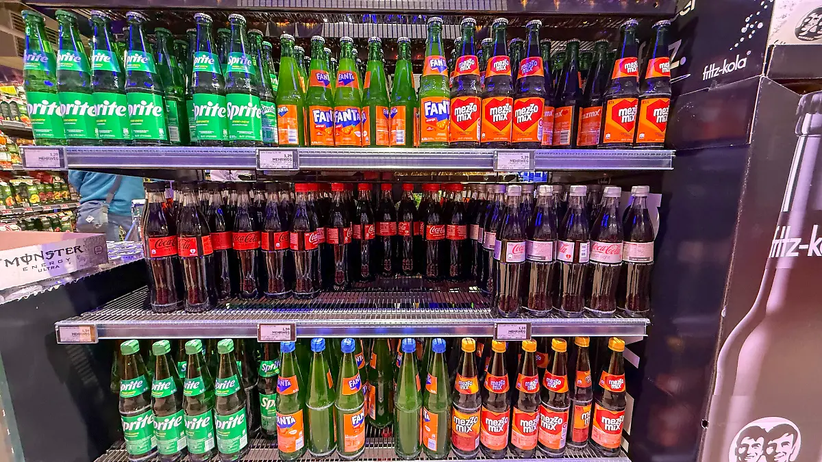 SYMB/GETRAENKE - Regal mit Coca Cola Sprite Fanta Plastik Einwegflaschen im Getraenkemarkt zum Verkauf