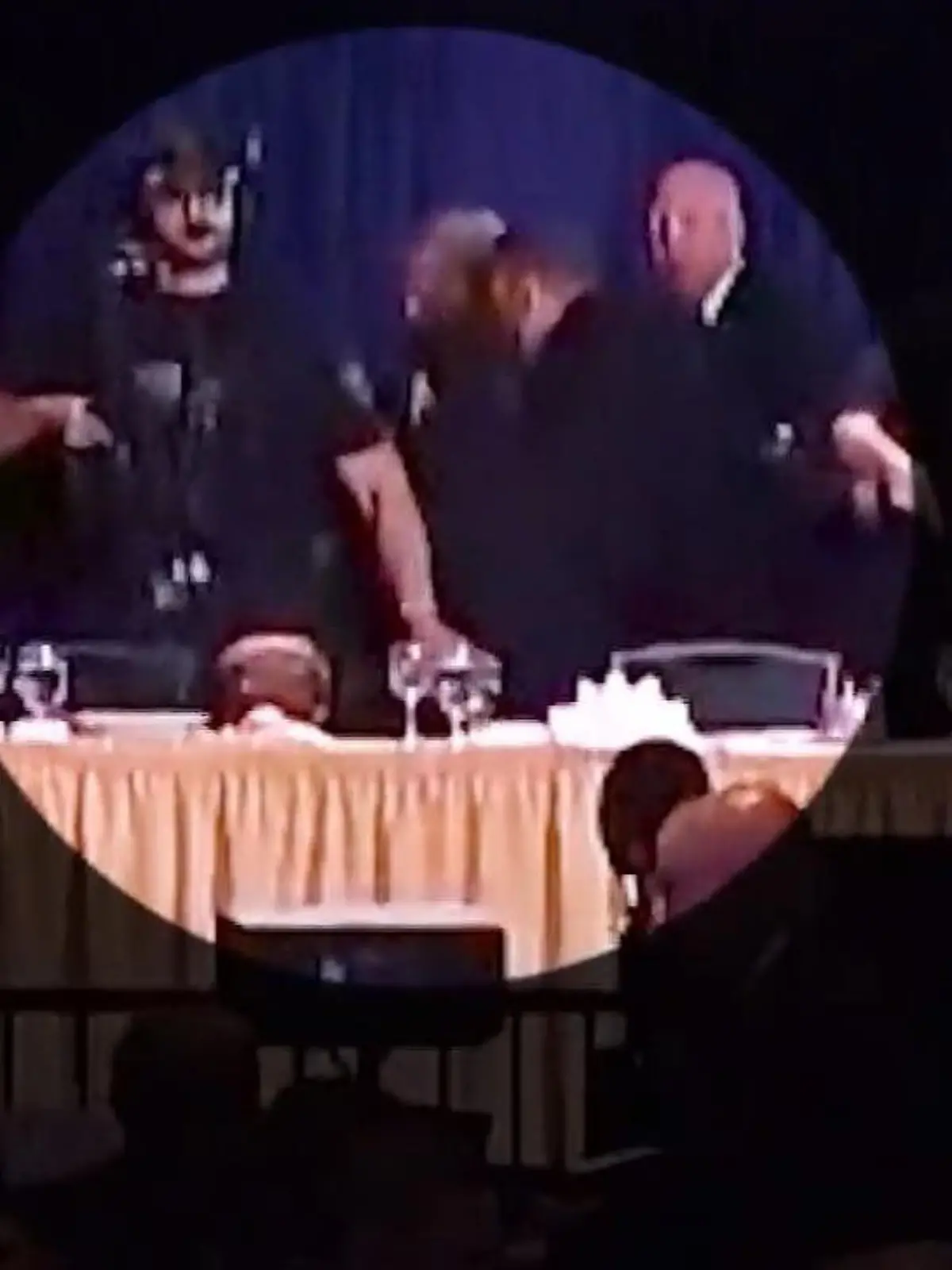 Bild zu: "Chaos im Ballsaal! HIER wird Donald Trump evakuiert – es kommt zum Sturz"