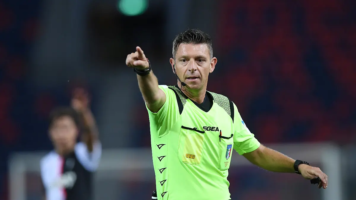 Soccer Football - Serie A - Bologna v Juventus - Stadio Renato Dall'Ara, Bologna, Italy - June 22, 2020   Referee Gianluca Rocchi, as play resumes behind closed doors following the outbreak of the coronavirus disease (COVID-19)   REUTERS/Jennifer Lorenzini