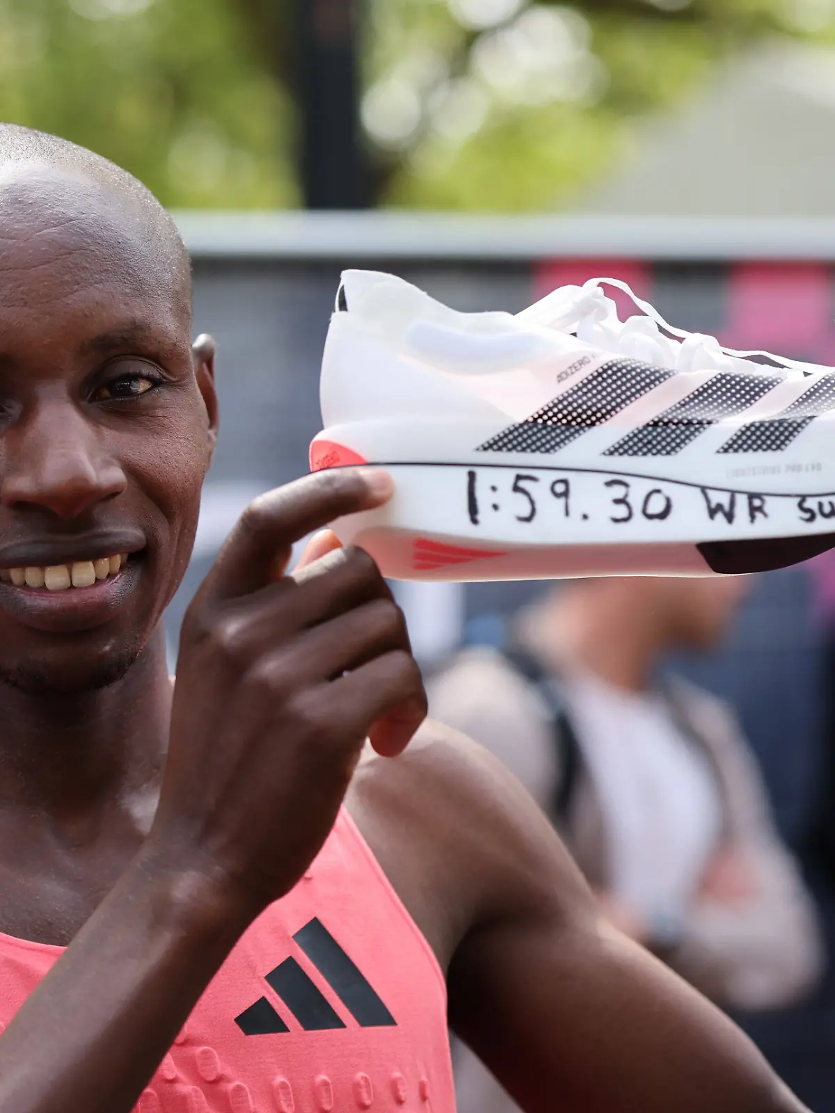 26/04/2026. London, United Kingdom. Sabastian Sawe breaks two hour barrier as he wins the Elite mens race at the London Marathon. PUBLICATIONxINxGERxSUIxAUTxHUNxONLY xStephenxLockx/xixImagesx IIM-26734-0020