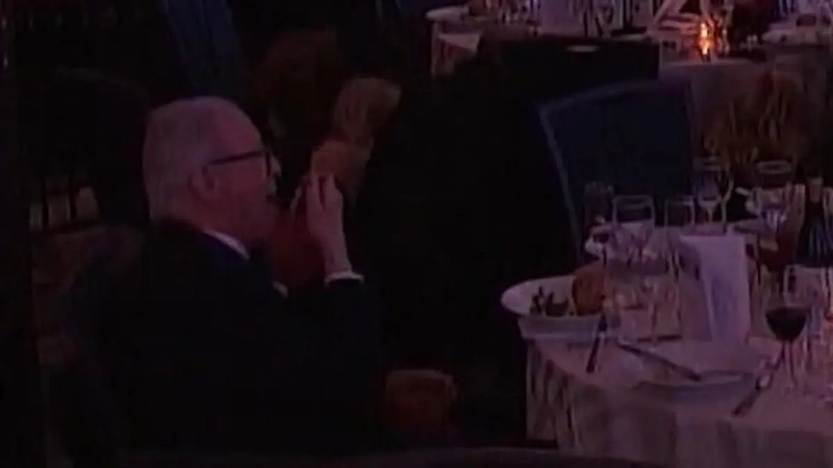 Nach Schüssen bei Trump-Veranstaltung – alle rennen, er mampft weiter ER hat die Ruhe weg!