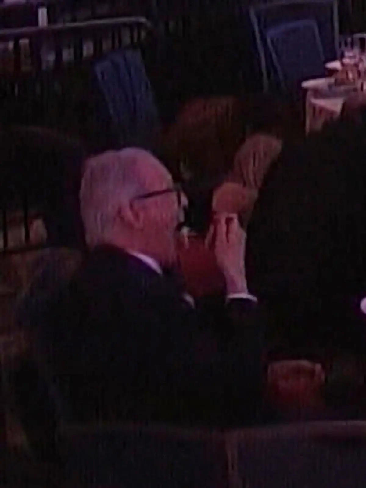 Alle rennen, er mampft weiter! Das Netz feiert diesen Mann bei Trump-Gala. 