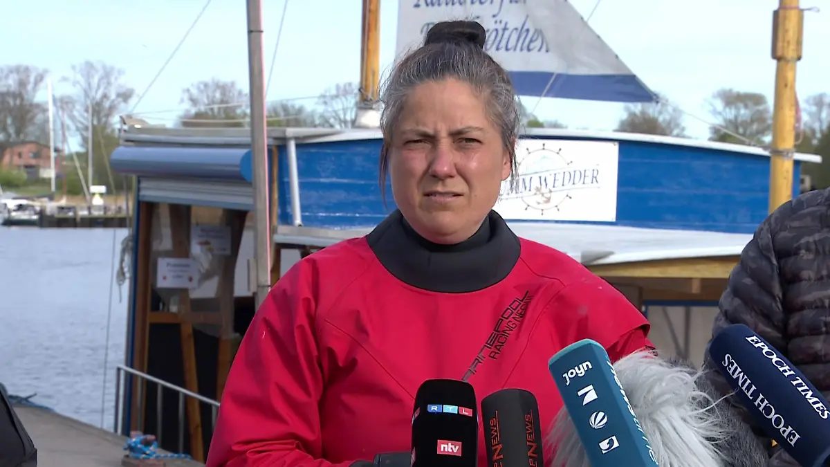 Tierärztin Anne Herrschaft klärt über den Gesundheitszustand von Buckelwal Timmy auf. 