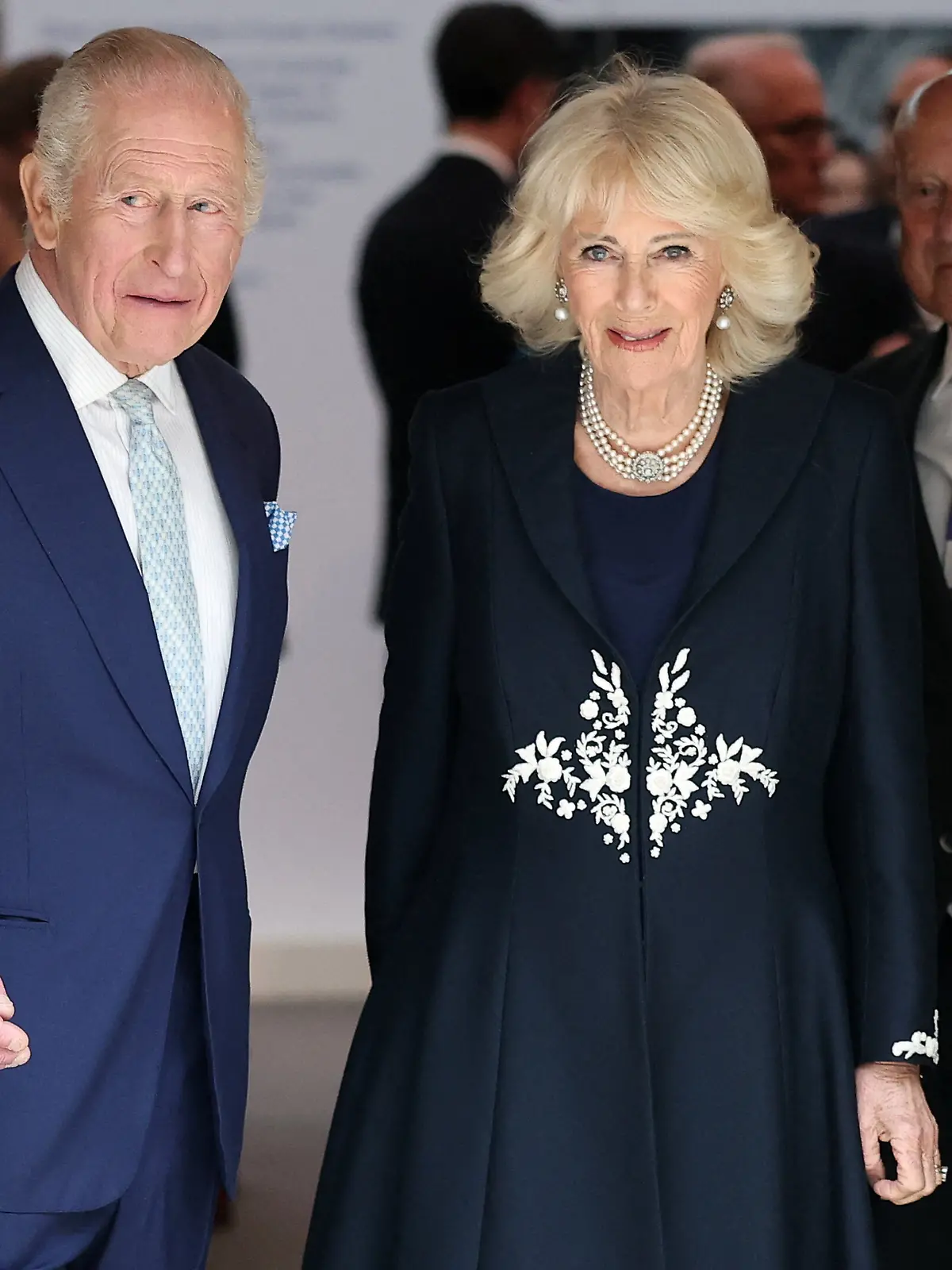 König Charles III. und Königin Camilla verlassen das British Museum in London, nachdem sie den endgültigen Entwurf für das Queen Elizabeth II Memorial besichtigt haben (zu dpa: «Pläne zu US-Staatsbesuch von König Charles werden überprüft») +++ dpa-Bildfunk +++