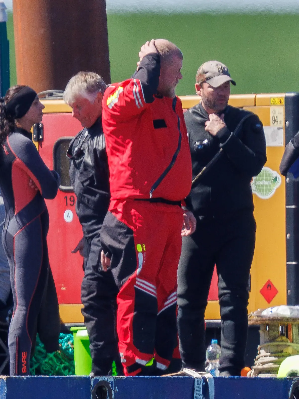 Helfer und Walexperten bereiten sich auf einem Ponton auf den nächsten Einsatz zur Versorgung des gestrandeten Buckelwals vor der Insel Poel vor. Der rund zwölf Meter lange Buckelwal soll mit einer sogenannten Barge gerettet werden. Der Transport mit dem Lastkahn ist für den 28.04.2026 geplant.