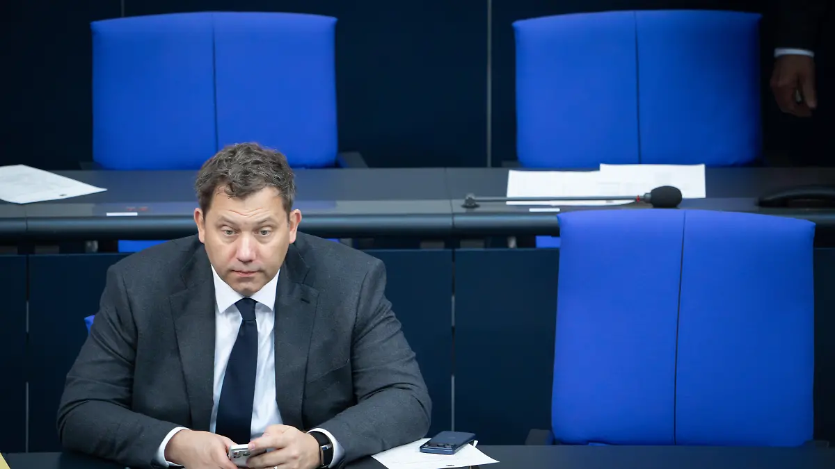 Lars Klingbeil, Bundesminister der Finanzen, Vizekanzler alleine auf der Regierungsbank bei der 74. Sitzung des Deutschen Bundestag in Berlin, 24.04.2026