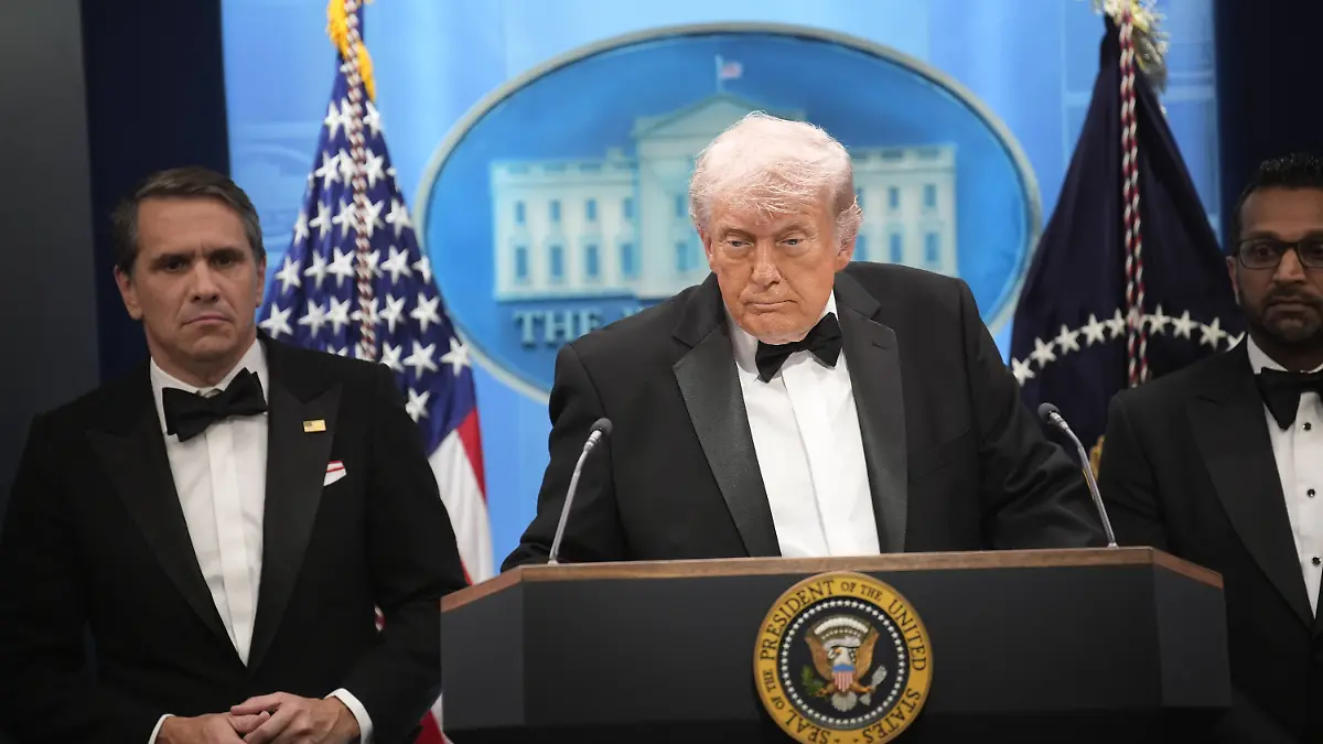 Trumps Speaks at the WHCP United States President Donald J Trump makes remarks in the James S Brady Press Briefing Room of the White House in Washington, DC, USA, after shots were fired at the Washington Hilton Hotel in Washington, DC as the President and first lady Melania Trump attended the White House Correspondents Association Dinner. Credit: CNP / AdMedia Washington District of Columbia United States of America EDITORIAL USE ONLY PUBLICATIONxNOTxINxUKxAUS Copyright: xx AdMediax admphotostwo984680