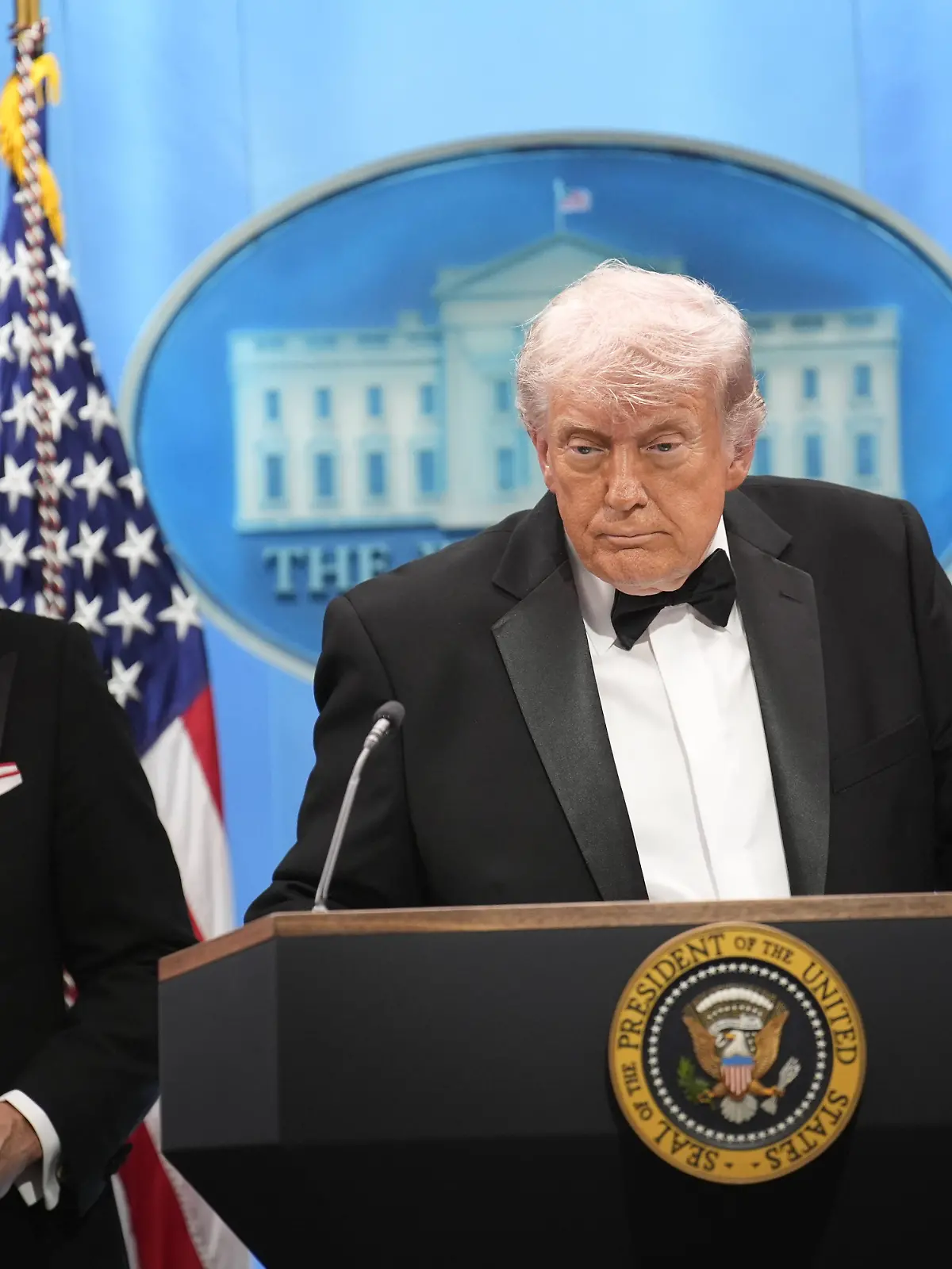Trumps Speaks at the WHCP United States President Donald J Trump makes remarks in the James S Brady Press Briefing Room of the White House in Washington, DC, USA, after shots were fired at the Washington Hilton Hotel in Washington, DC as the President and first lady Melania Trump attended the White House Correspondents Association Dinner. Credit: CNP / AdMedia Washington District of Columbia United States of America EDITORIAL USE ONLY PUBLICATIONxNOTxINxUKxAUS Copyright: xx AdMediax admphotostwo984680