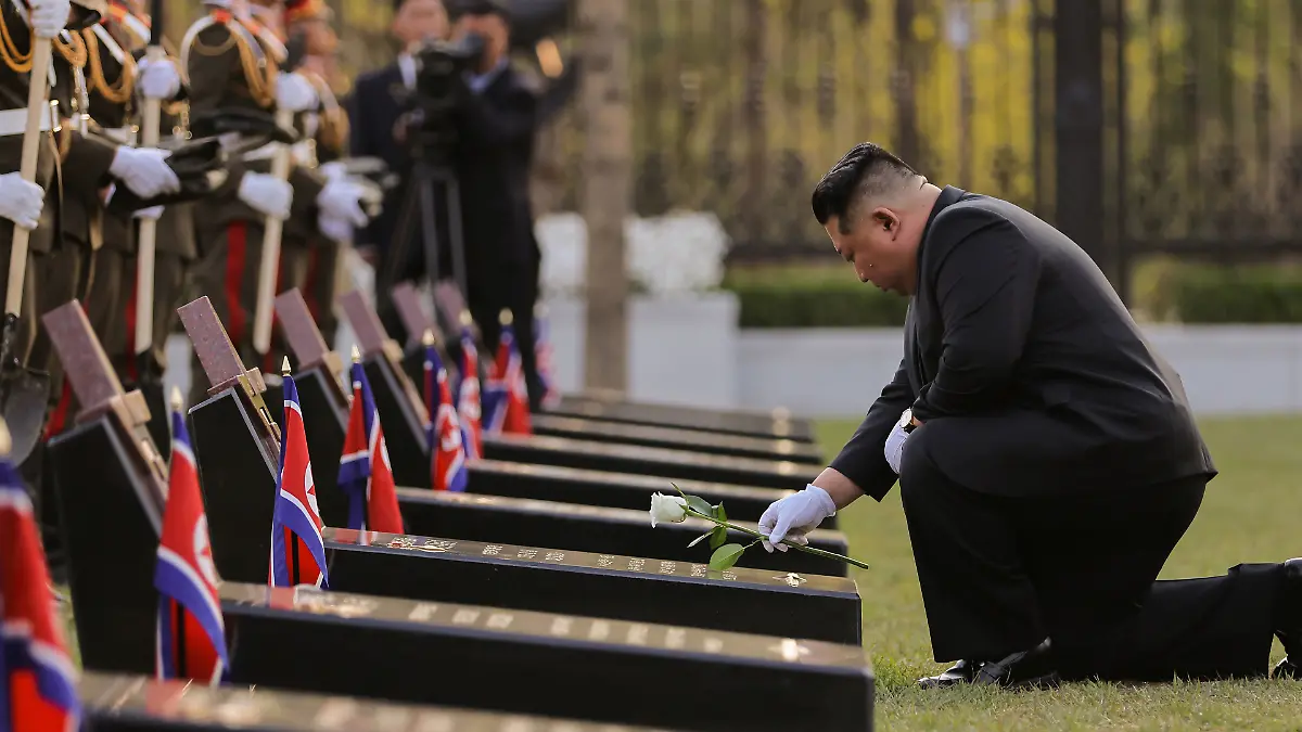 Die von der staatlichen nordkoreanischen Nachrichtenagentur KCNA am 27.04.2026 zur Verfügung gestellte Aufnahme zeigt nach Angaben von KCNA Kim Jong Un, Machthaber in Nordkorea, während der Einweihungszeremonie des Museums für militärische Auslandsoperationen und Kampferfolge in Pjöngjang. Unabhängige Journalisten hatten keinen Zugang zu dem Ereignis, das auf diesem von der nordkoreanischen Regierung verbreiteten Bild zu sehen ist. Der Inhalt dieses Bildes ist so, wie er zur Verfügung gestellt wurde und kann nicht unabhängig überprüft werden. Das Wasserzeichen in koreanischer Sprache auf dem Bild lautet wie von der Quelle angegeben: «KCNA» ist die Abkürzung für Korean Central News Agency. +++ dpa-Bildfunk +++