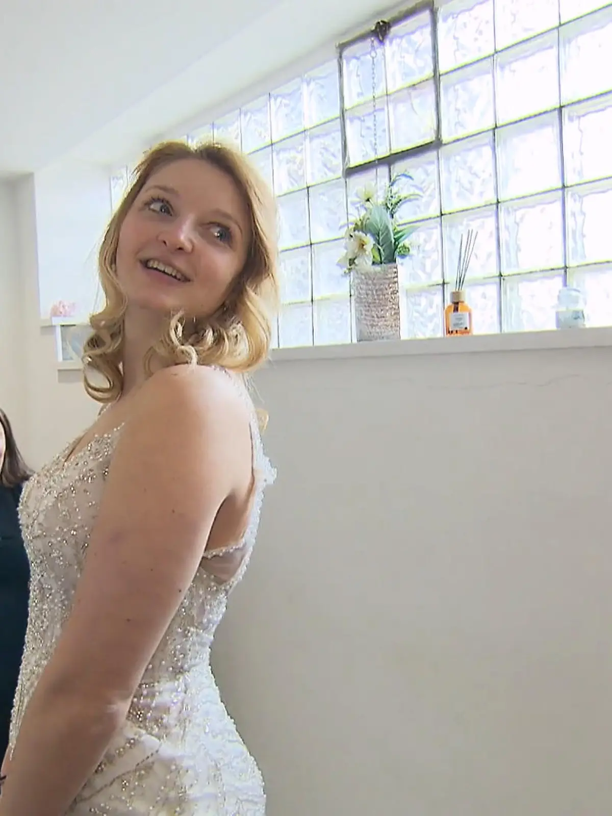 Bild zu: "Julia braucht ein Kleid mit Spielraum – jetzt ist Improvisation gefragt"