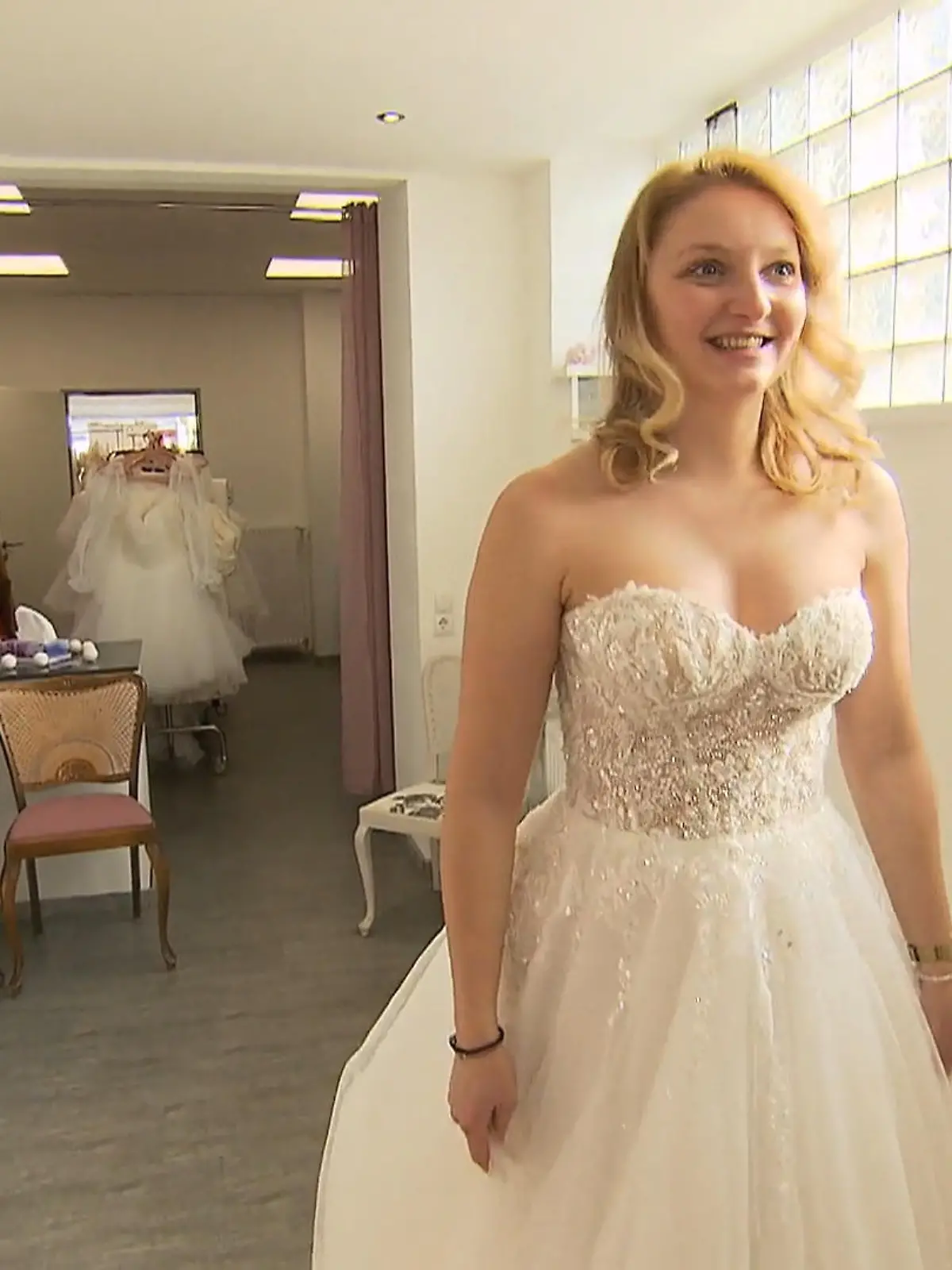 Bild zu: "Das erste Kleid war’s nicht – kann Modell zwei Julia mehr geben?"