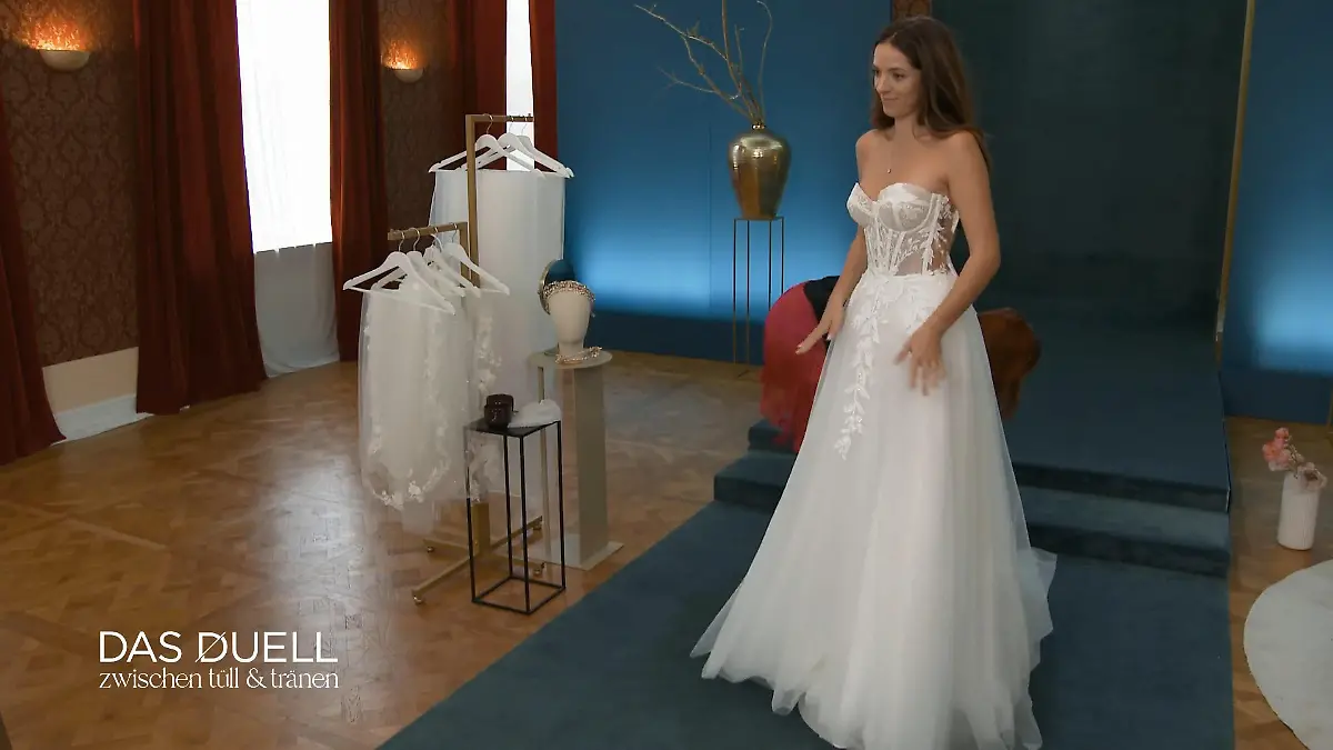 Giuseppina liebt Kleid zwei – aber ist es schon zu viel für die Familie? Zu sexy?