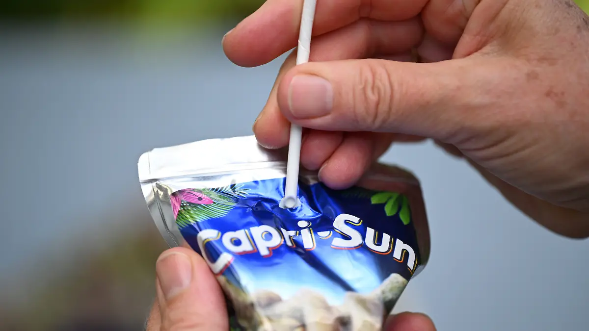 ARCHIV - 27.08.2024, Baden-Württemberg, Stuttgart: Ein Trinkpäckchen von Capri Sun mit einem Papierstrohhalm steht auf einem Tisch. (zu dpa: «Darum will Capri-Sun zurück zum Plastikstrohhalm») Foto: Bernd Weißbrod/dpa +++ dpa-Bildfunk +++