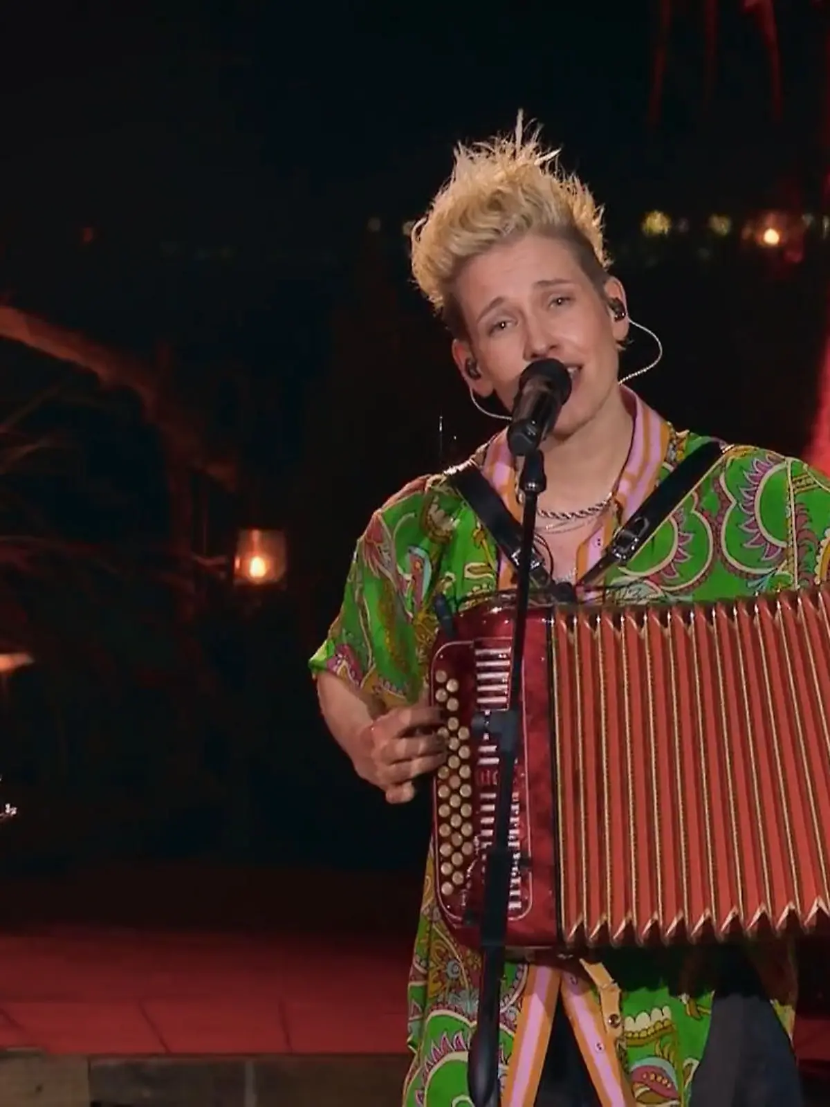 Bild zu: "Deine Cousine dreht mit „Große Freiheit“ die Stimmung einmal komplett"