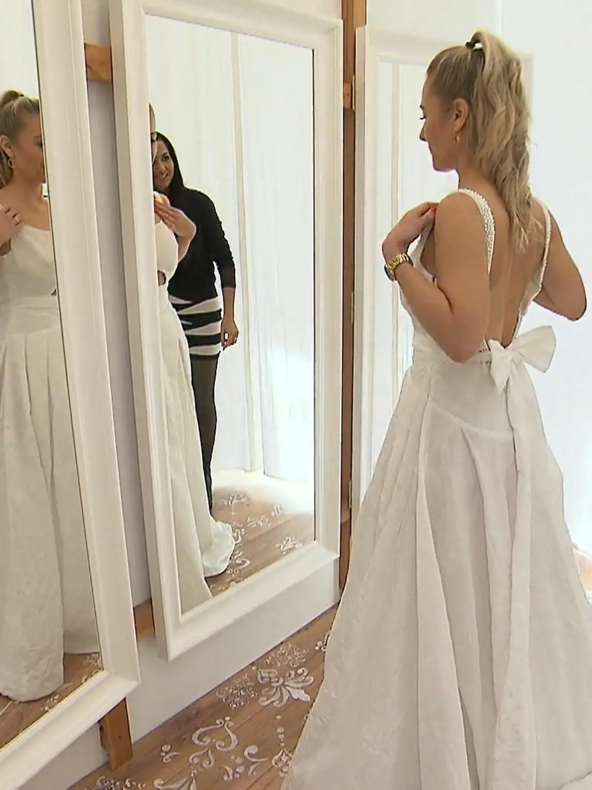 Bild zu: "Schlicht, fließend, glitzernd – Anna sucht die perfekte Mischung"